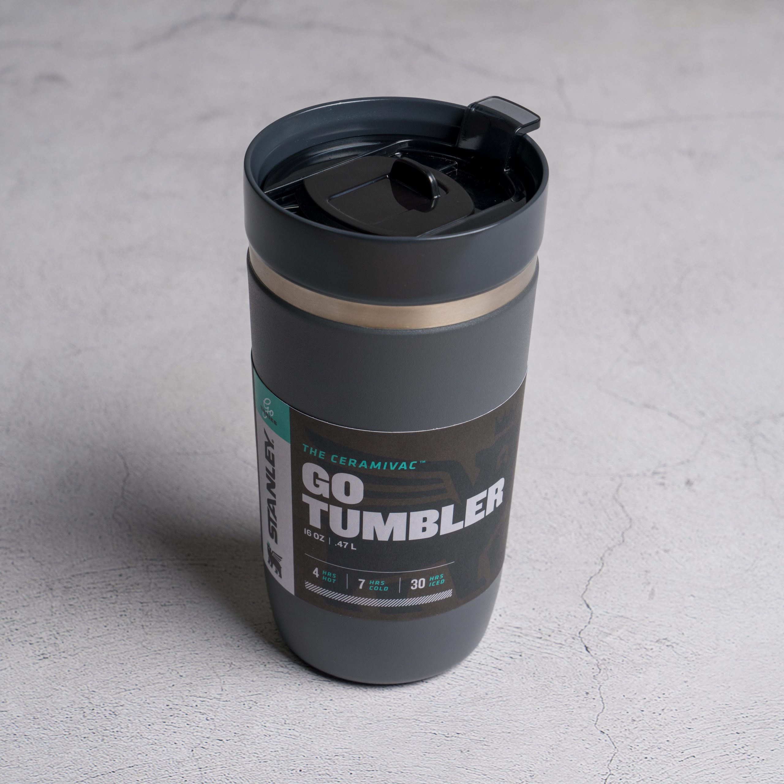 Stanley Ceramivac GO Tumbler - Đóng/Mở chốt gạt và uống nước chỉ bằng một tay.