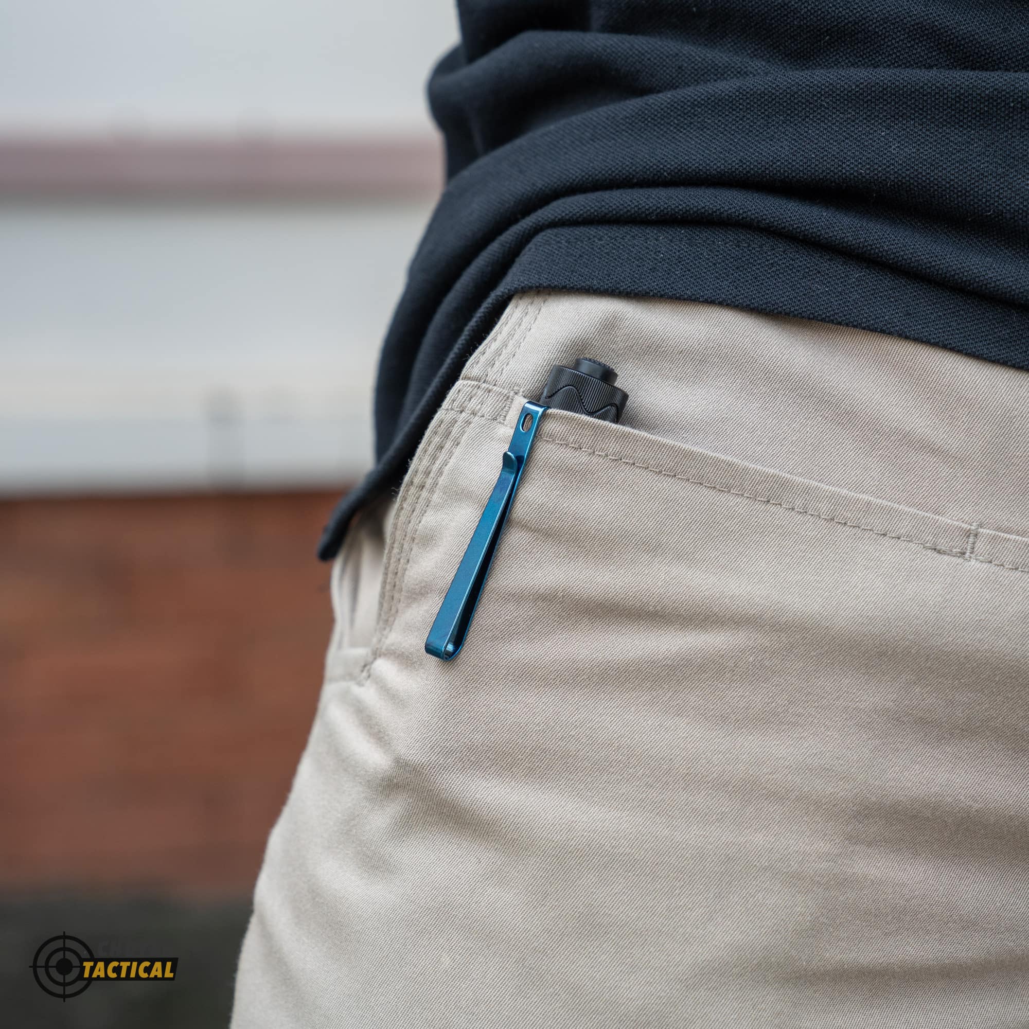 Đèn pin Olight I5R EOS nhỏ gọn, dễ dàng ẩn mình trong túi quần của bạn.