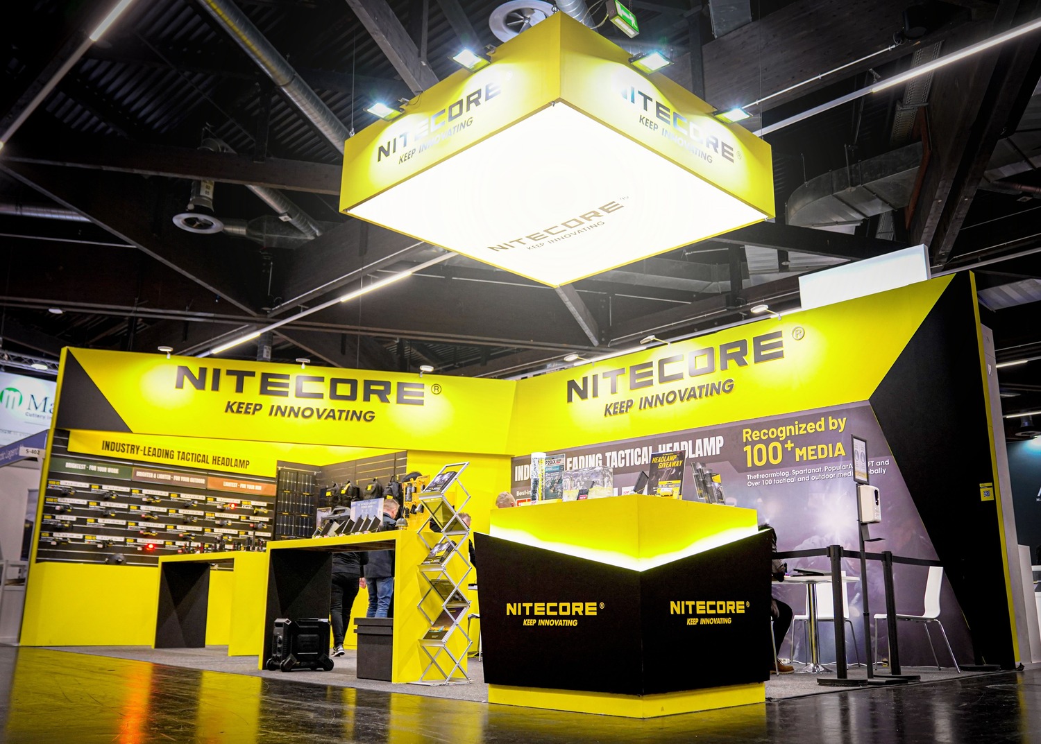 Màu sắc chủ đạo của Nitecore trên sản phẩm và bộ nhận diện thương hiệu là đen và vàng