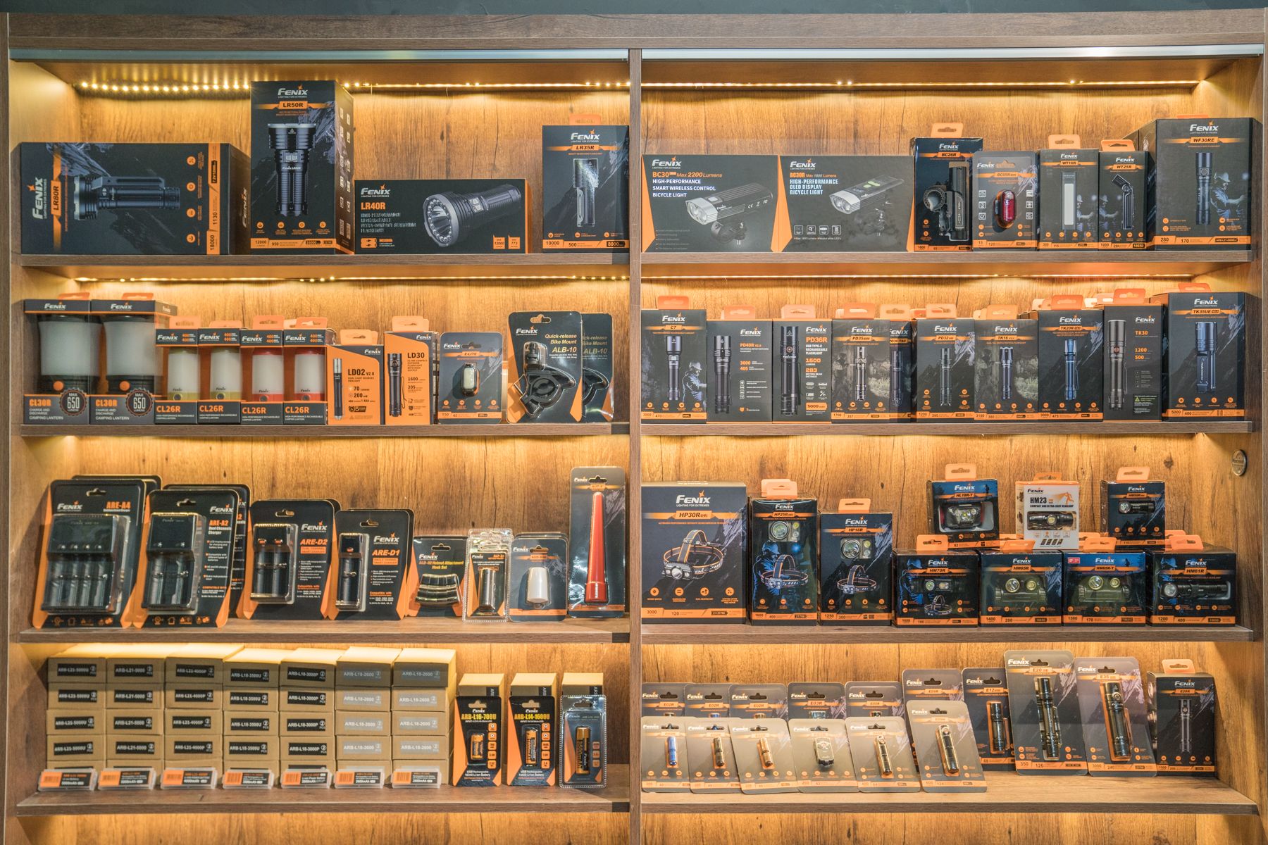 Chuyên Tactical là cửa hàng bán lẻ ở TP. Hồ Chí Minh chuyên nhập khẩu các sản phẩm đèn pin và nhiều dòng sản phẩm khác