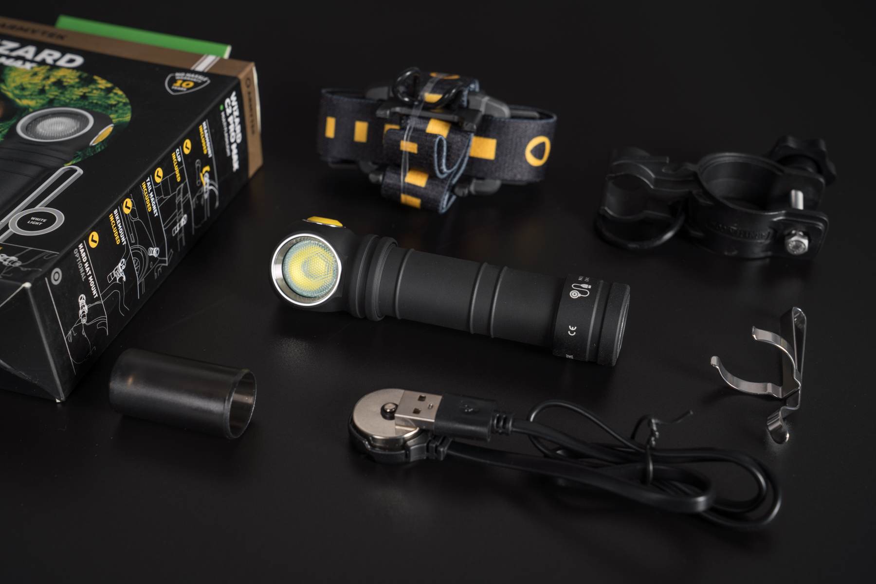 Đèn pin Armytek có thiết kế rất đơn giản nhưng cũng rất đặc trưng. Đó là lớp sơn tĩnh điện có bề mặt nhám màu đen trên thân đèn