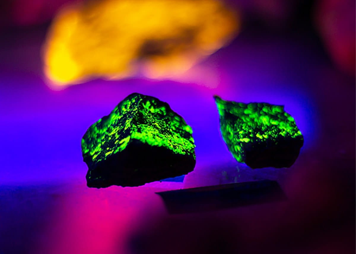 Đèn pin UV được sử dụng để xác định tính chất của đá quý và khoáng sản