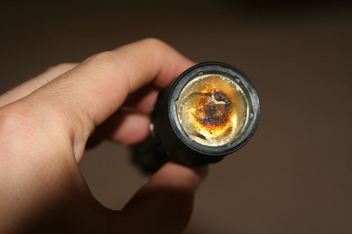 Hình ảnh đèn pin cùi bắp bị cháy chảy nhựa