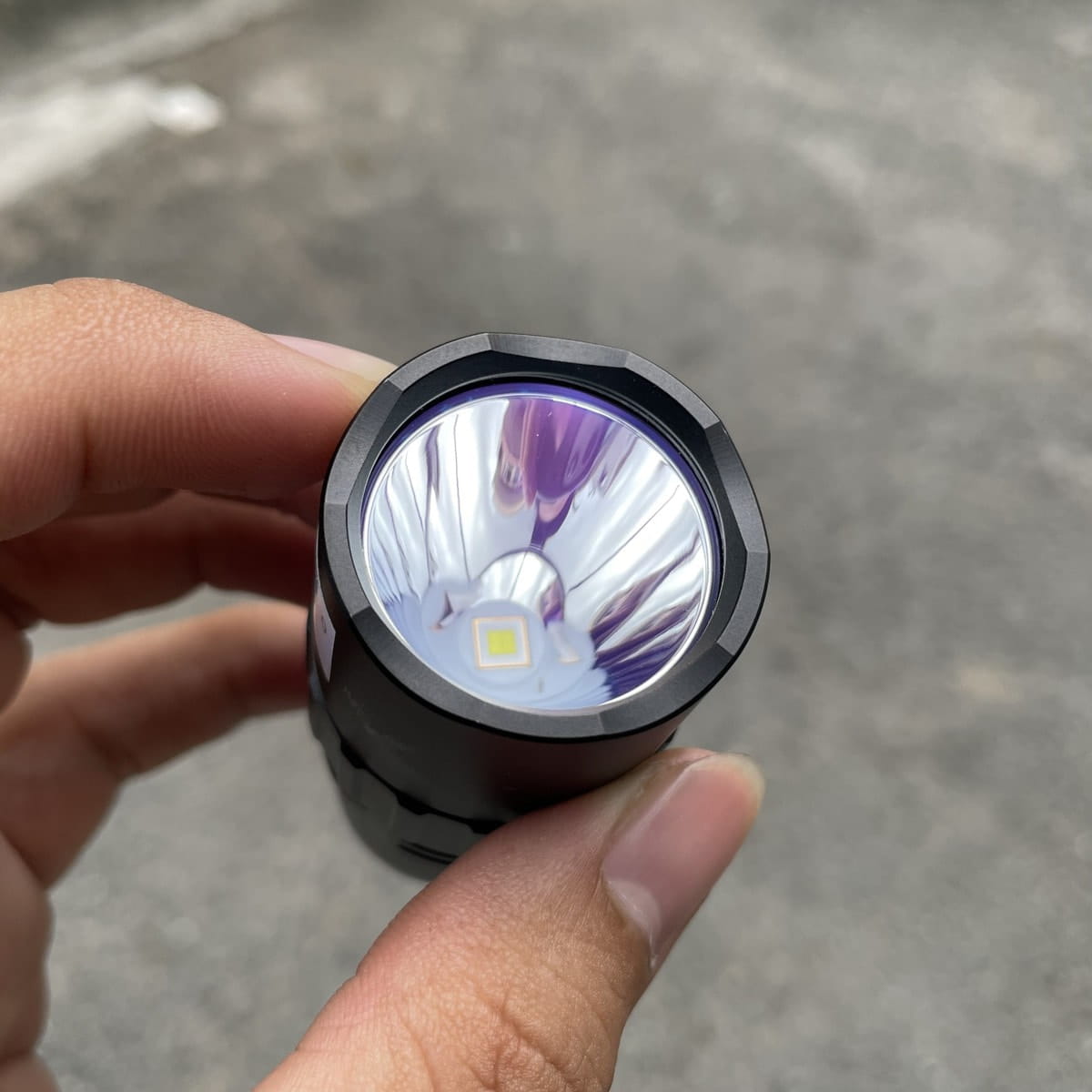 Mặt kính đèn pin có ánh ánh tím