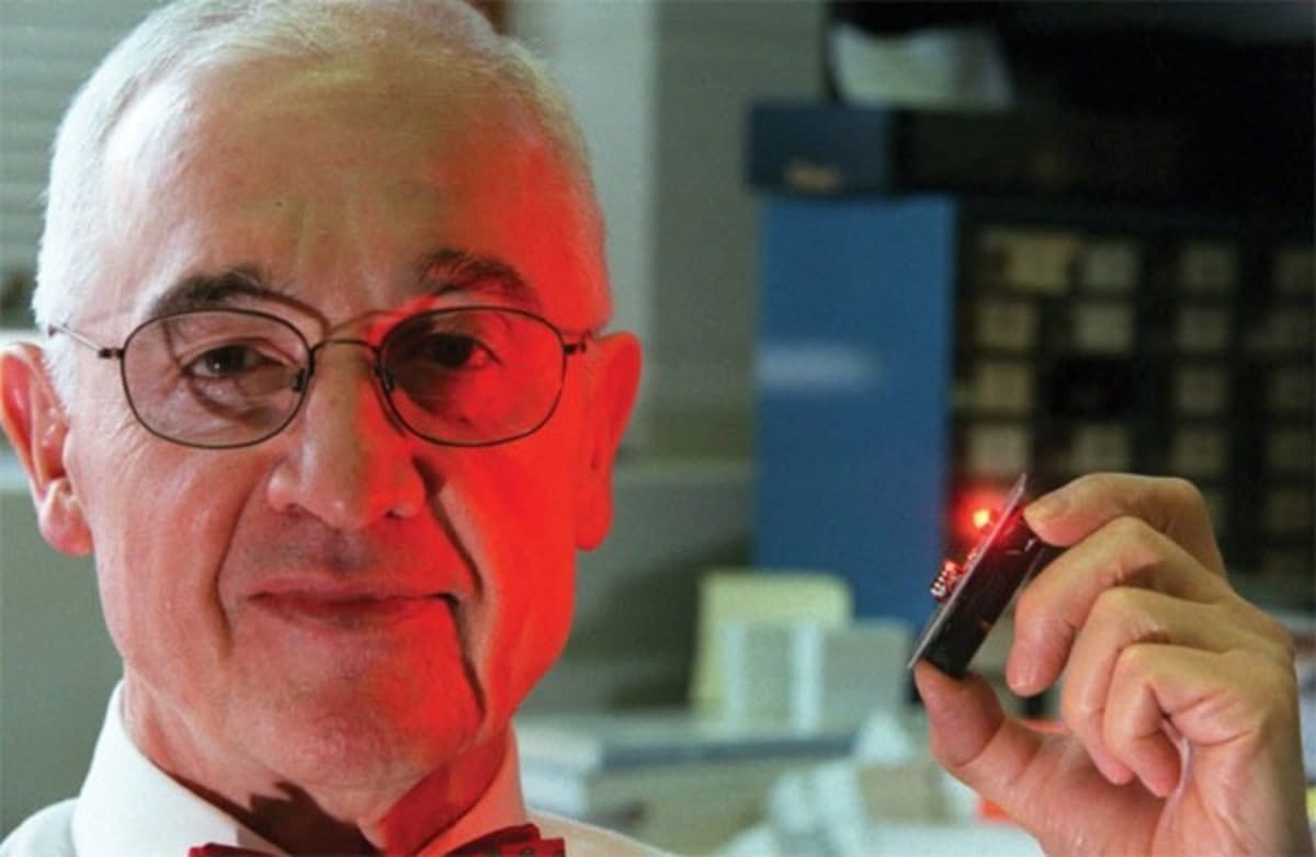 Nick Holonyak Jr. đã phát minh ra đèn LED đầu tiên sử dụng vật liệu GaAsP