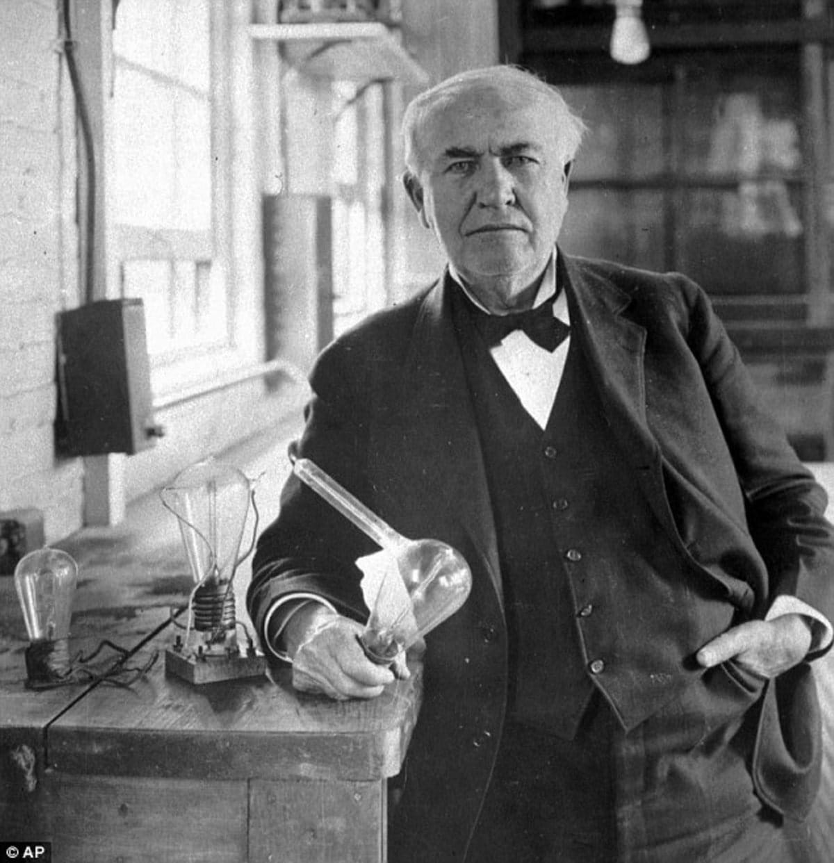 Phát minh số 223,898 được cấp cho Thomas Edison về bóng đèn sợi đốt (sợi carbon) đầu tiên trên thế giới