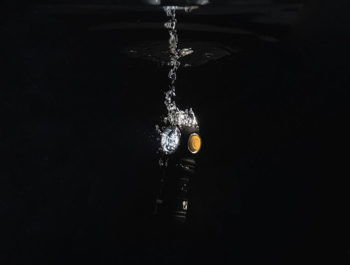 đèn pin Armytek ngâm dưới nước hoặc đông trong cục nước đá