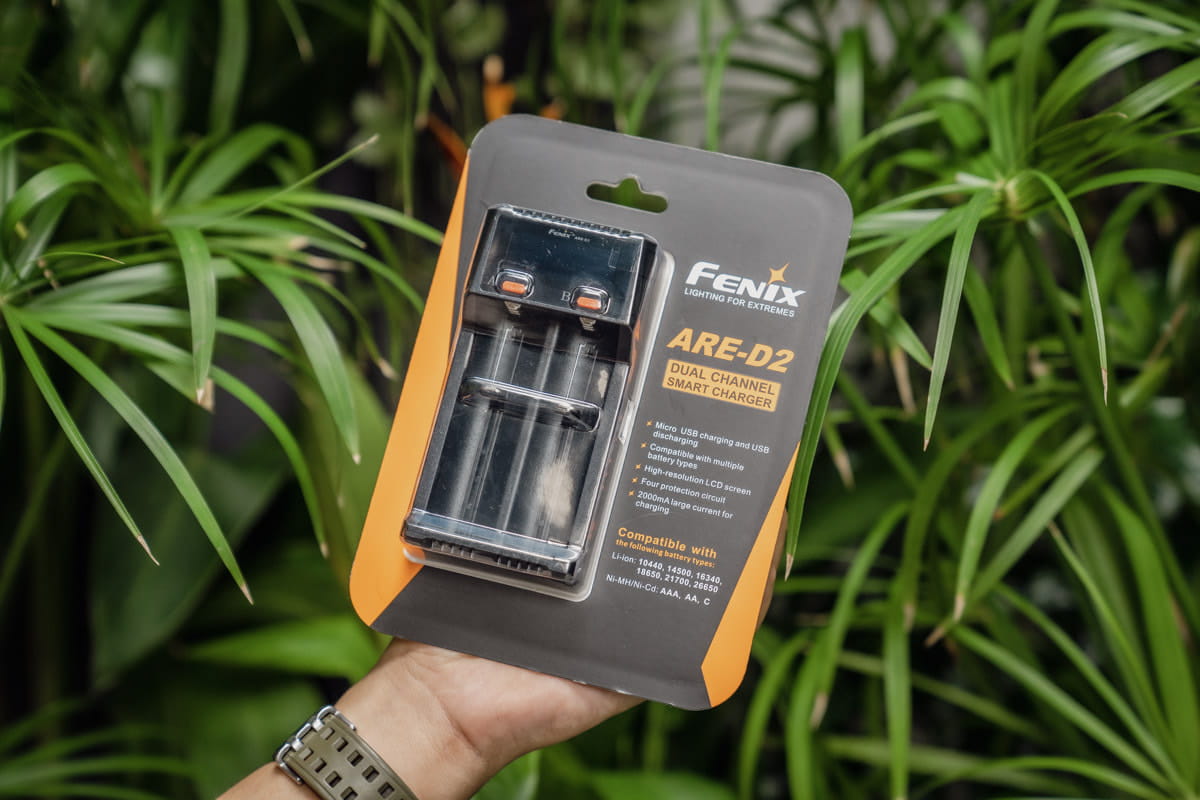Fenix ARE-D2 là bộ sạc đa năng 2 khe, thích hợp cho cá nhân có nhiều đèn, nhiều pin sử dụng