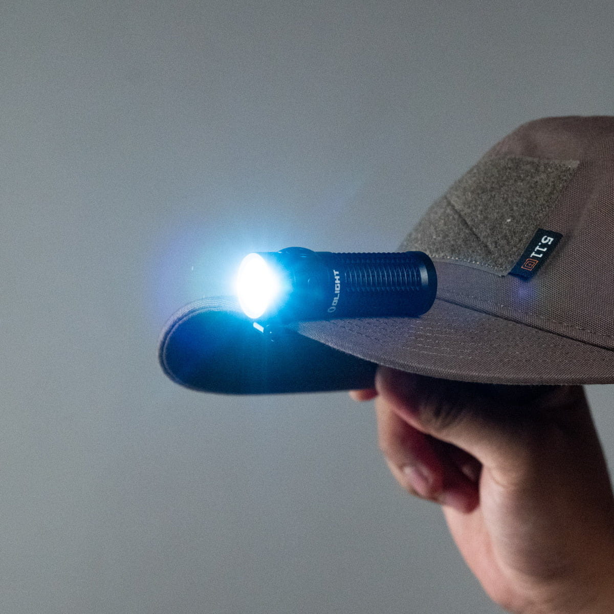 Đèn pin EDC mini Olight Baton 3 được trang bị clip cài 2 chiều để gắn lên vành nón lưỡi trai