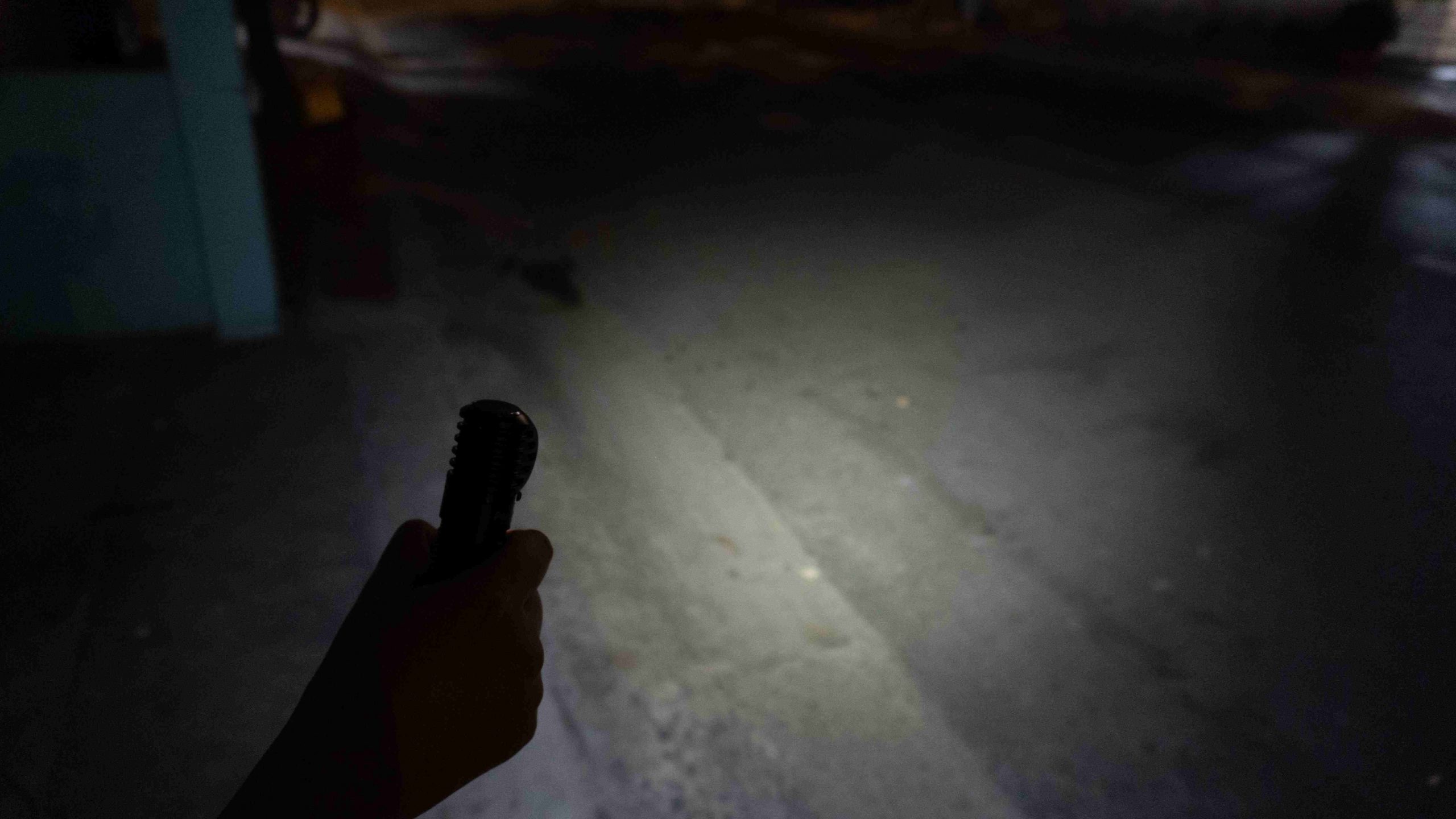 Review Đèn Pin EDC OLIGHT Perun 2: 2500 Lumens. Cảm biến vật thể xa gần 27 120 lumens ở ngoài trời (thời lượng 18 tiếng)