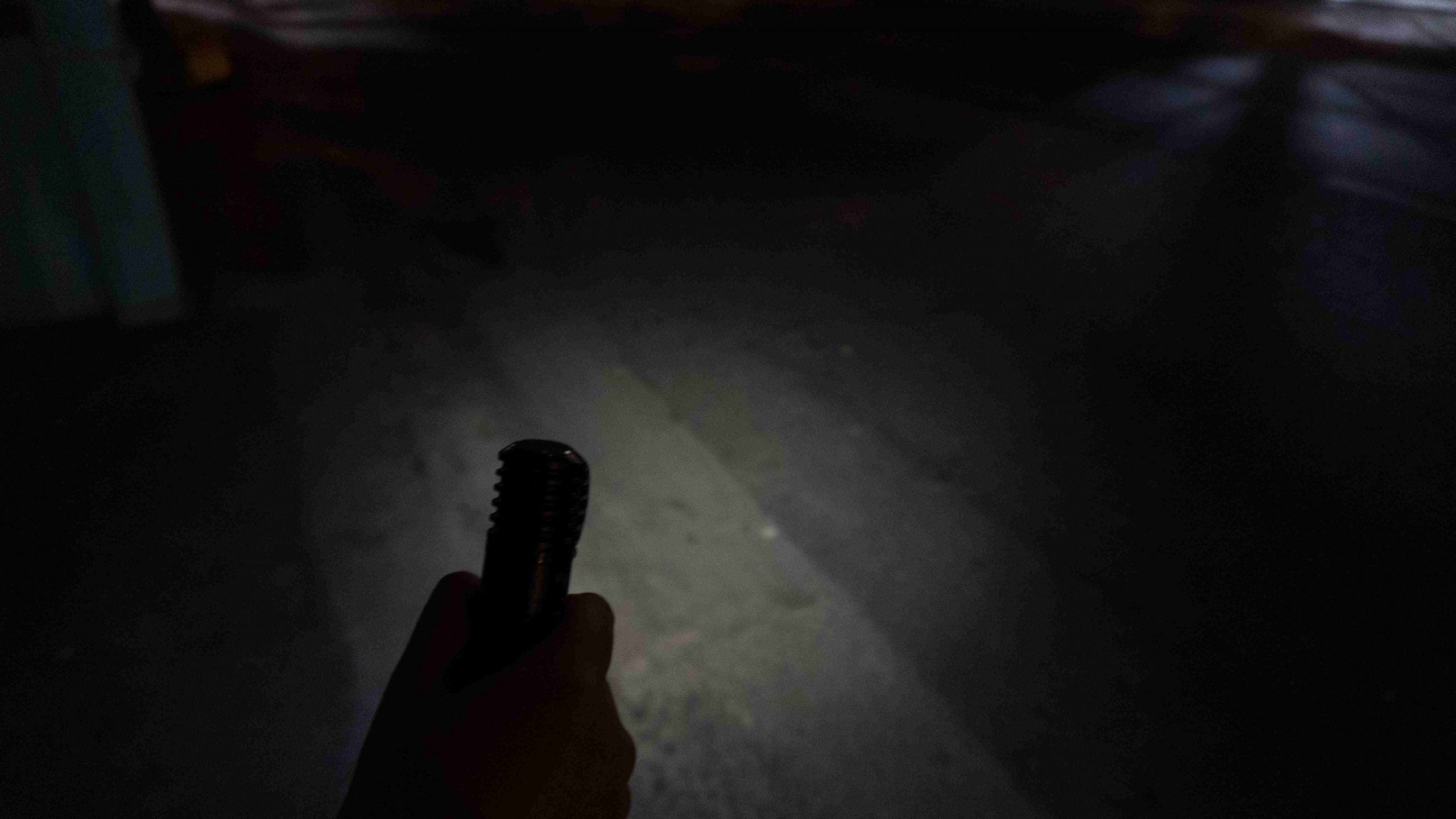 Review Đèn Pin EDC OLIGHT Perun 2: 2500 Lumens. Cảm biến vật thể xa gần 25 30 lumens ngoài trời (thời lượng 66 tiếng). Thích hợp để chiếu sáng vật thể ngay trước mặt khi đi bộ