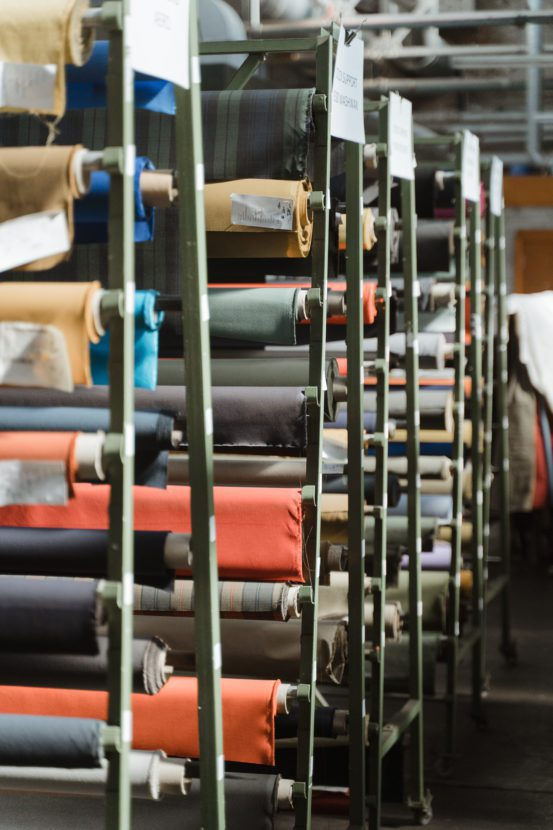 Chất liệu 160 năm tuổi Waxed Canvas từ Halley Stevensons 12 AI3 24 553x830 1