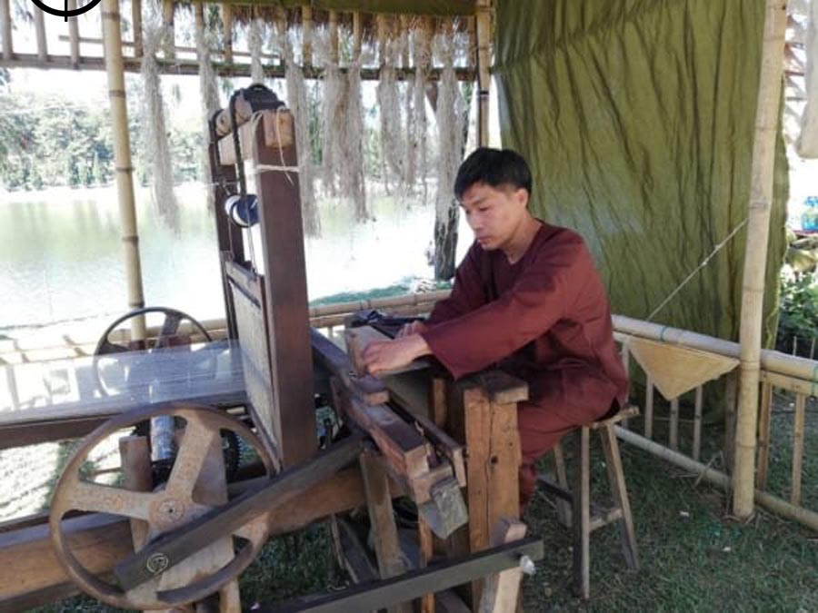 Vải Canvas là gì? Top 13 ứng dụng vải Canvas bạn đã biết chưa? 9 Người dệt vải canvas phải giữ cố định vải theo chiều dọc và chiều ngang để vải trông đẹp mát