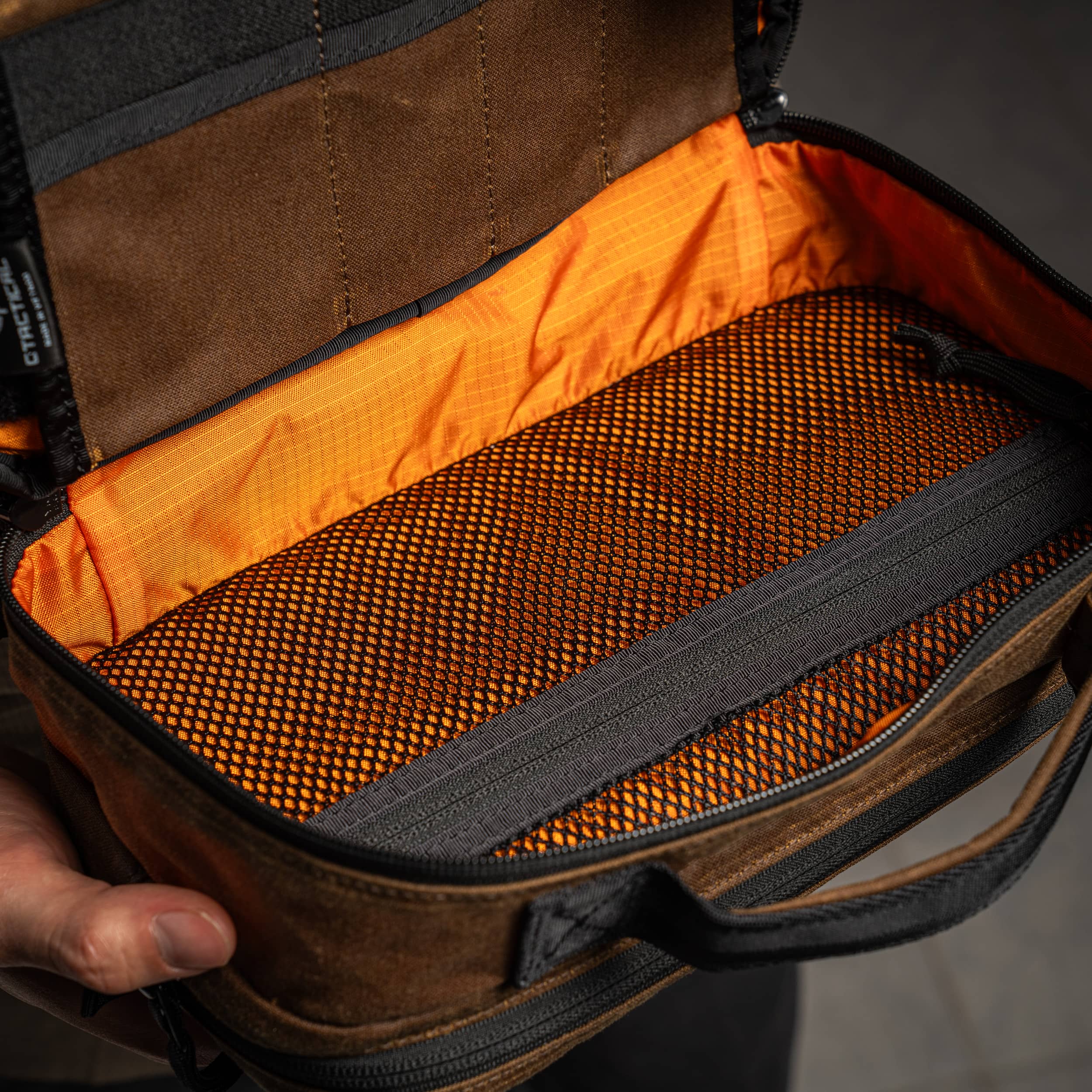 Chất liệu 160 năm tuổi Waxed Canvas từ Halley Stevensons 18 DSC09567