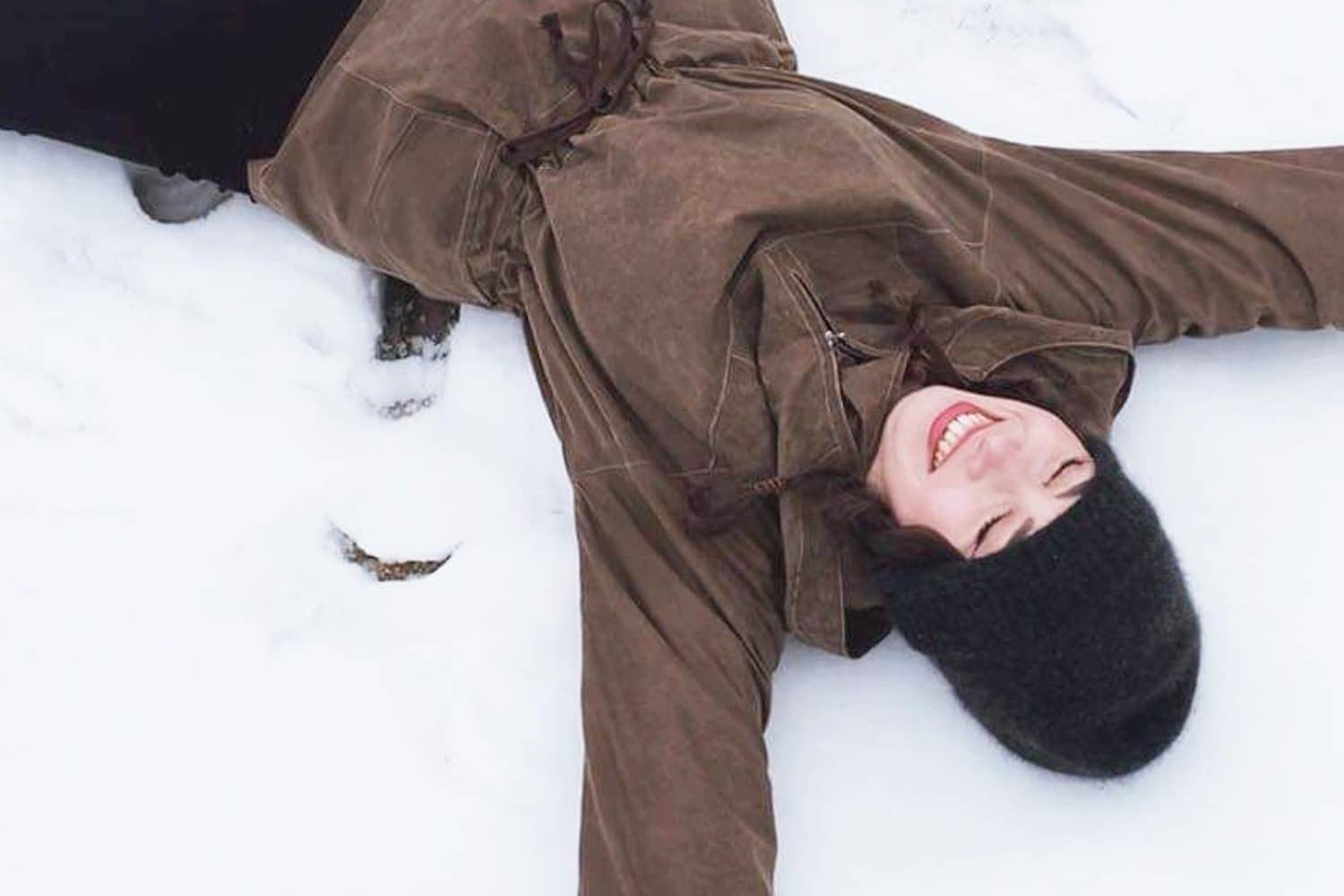 Chất liệu 160 năm tuổi Waxed Canvas từ Halley Stevensons 9 EverWax Olive Trail Garment