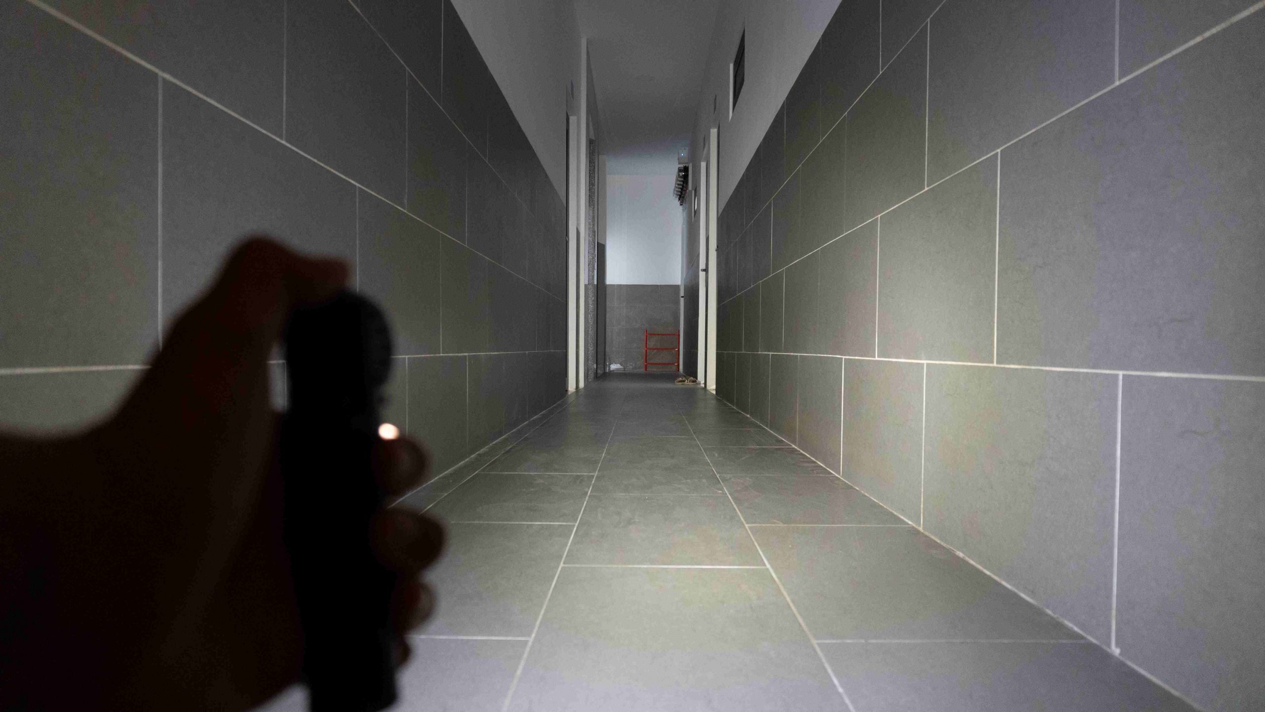 Review Đèn Pin EDC OLIGHT Perun 2: 2500 Lumens. Cảm biến vật thể xa gần 28 500 lumens trong nhà. Đây được coi như độ sáng chính (sáng nhất trong thời gian lâu nhất), duy trì được 270 phút