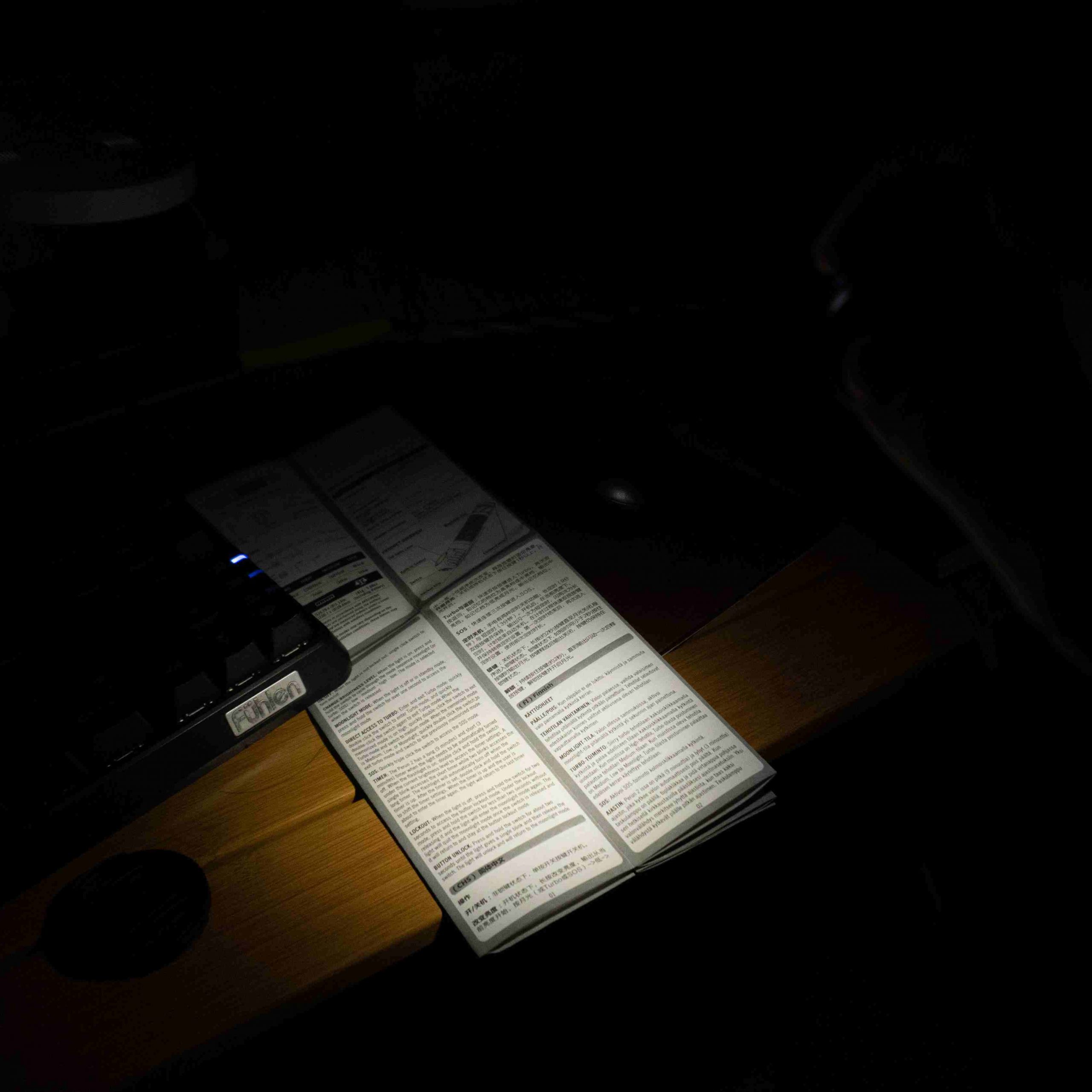 Review Đèn Pin EDC OLIGHT Perun 2: 2500 Lumens. Cảm biến vật thể xa gần 23 Chế độ Moonlight 5 lumens. Thời lượng lên đến hơn 12 ngày.