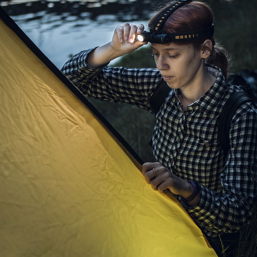 Tín hiệu SOS thường được tích hợp trong đèn pin sạc dự phòng hoặc đèn pin chiếu sáng ngoài trời Tín hiệu SOS thường được tích hợp trong đèn pin sạc dự phòng hoặc đèn pin chiếu sáng ngoài trời