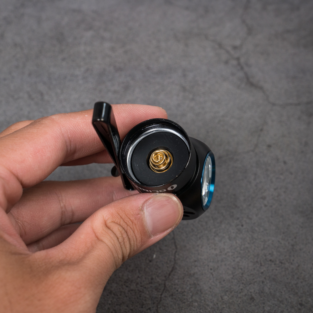 Review Đèn Pin EDC OLIGHT Perun 2: 2500 Lumens. Cảm biến vật thể xa gần 16 Điểm tiếp xúc mạ vàng bên trong