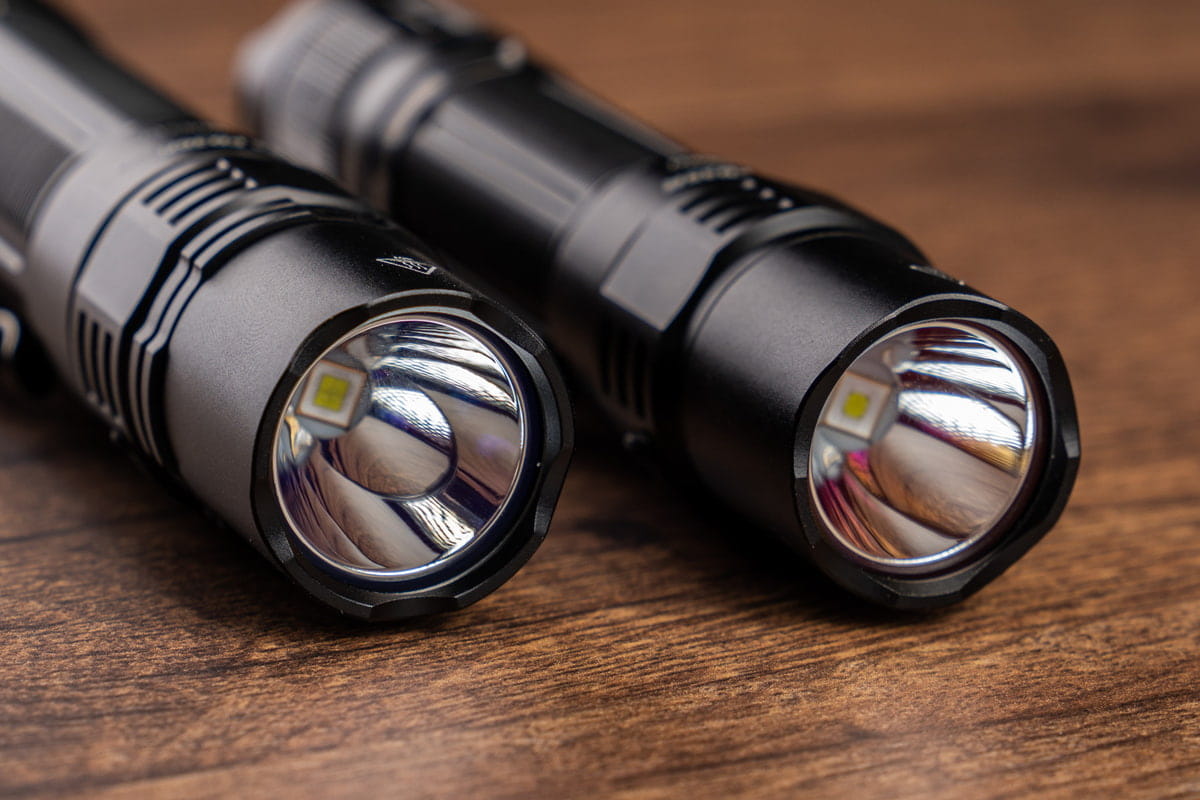 Phía đầu đèn có các cạnh chống lăn khi đặt đèn trên mặt phẳng, phối xen kẽ với các rãnh tản nhiệt Phía đầu đèn có các cạnh chống lăn khi đặt đèn trên mặt phẳng, phối xen kẽ với các rãnh tản nhiệt