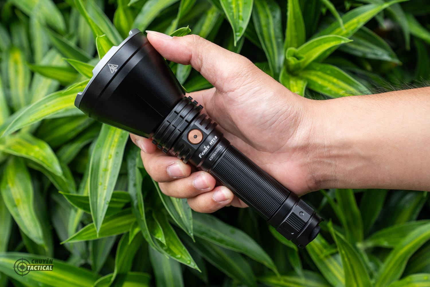 Đèn pin chiếu xa Fenix HT18 Đèn pin chiếu xa Fenix HT18