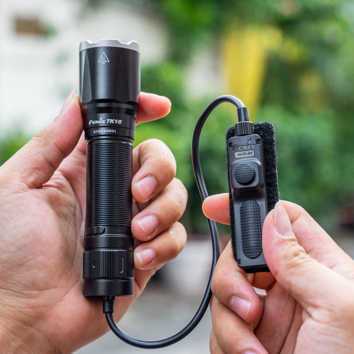 Việc kết hợp với các phụ kiện hỗ trợ chiếu sáng có thể mở rộng một số chức năng cho đèn pin phu kien ho tro chieu sang