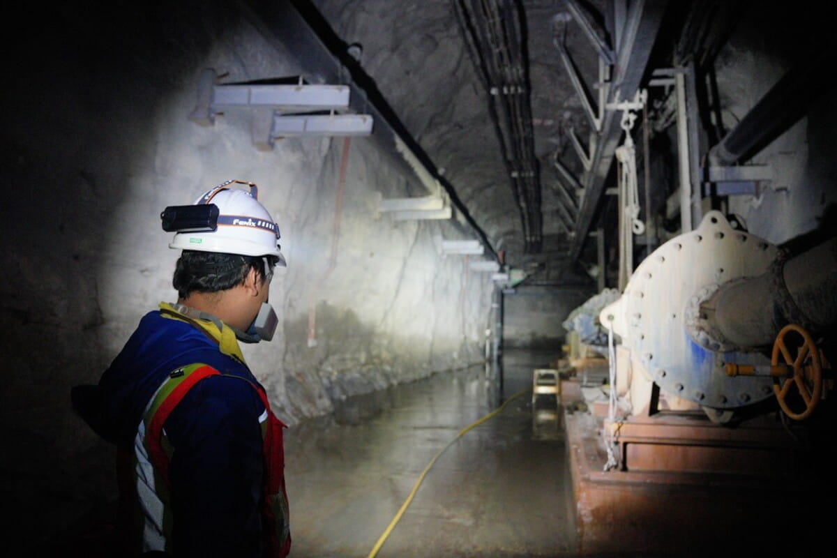 Đèn pin siêu sáng cao cấp là những chiếc đèn pin có độ sáng cao nhất đạt từ 4000 lumens hoặc tầm chiếu xa trên 1 kilomet và có thể hoạt động ở giới hạn cao nhất của nó trong thời gian dài