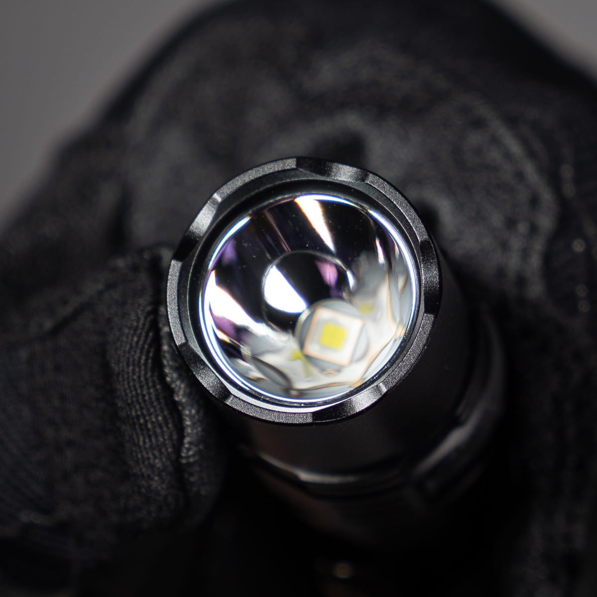 Choá phản xạ thường được làm bằng kim loại, có độ tinh khiết cao để đảm bảo bề mặt nhẵn Choá phản xạ thường được làm bằng kim loại, có độ tinh khiết cao để đảm bảo bề mặt nhẵn