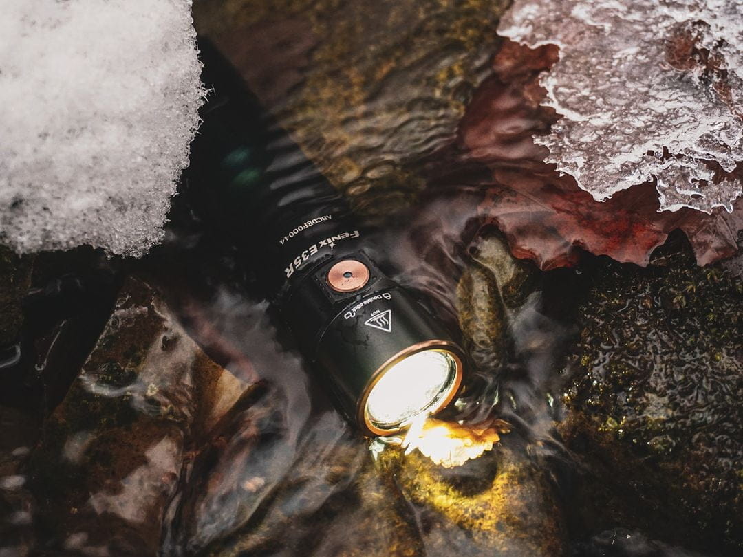 Đèn pin chống nước thường đi kèm với các tính năng bảo vệ như cơ chế chống nước, chống sốc và chống bụi Đèn pin chống nước thường đi kèm với các tính năng bảo vệ như cơ chế chống nước, chống sốc và chống bụi