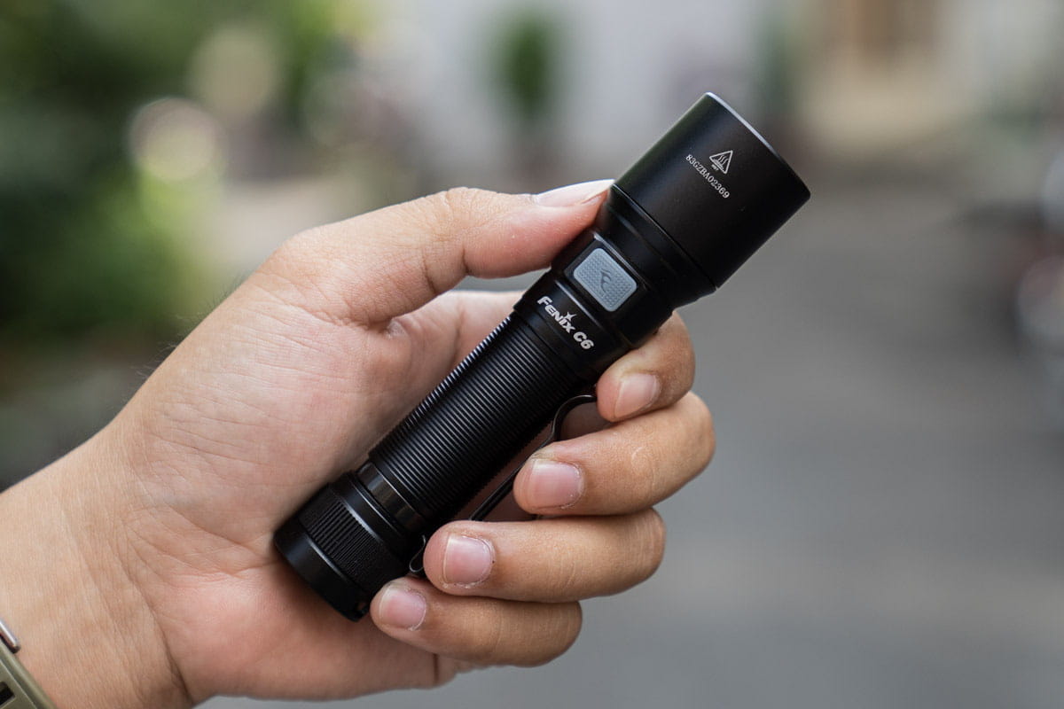 Đèn pin Fenix C6 V3.0 và C7 lựa chọn đèn pin chiếu sáng công nghiệp 5 Den pin cam tay Fenix c6 và c7