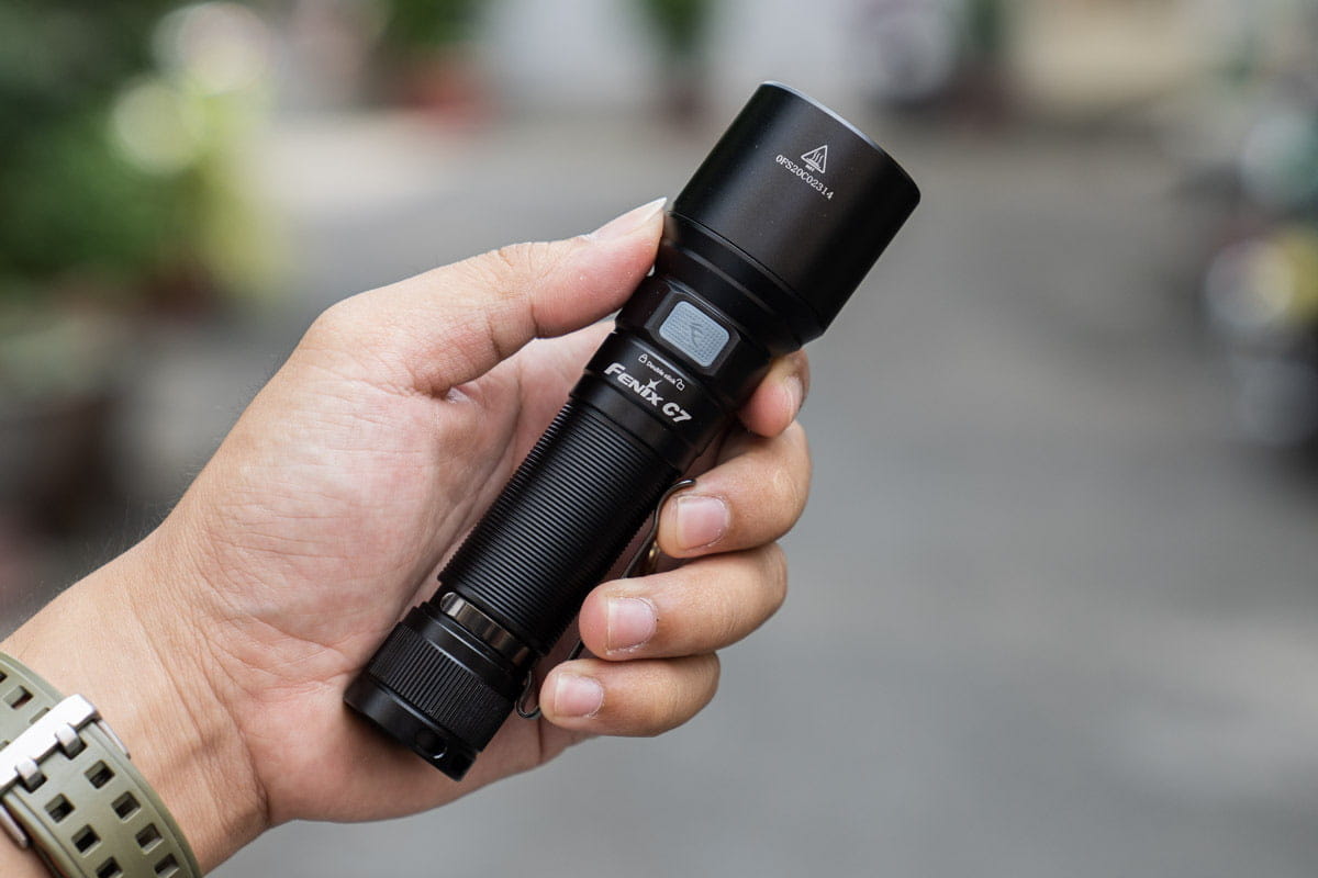 Đèn pin Fenix C6 V3.0 và C7 lựa chọn đèn pin chiếu sáng công nghiệp 6 Đèn pin Fenix C7 - Độ sáng tối đa 3000 lumens