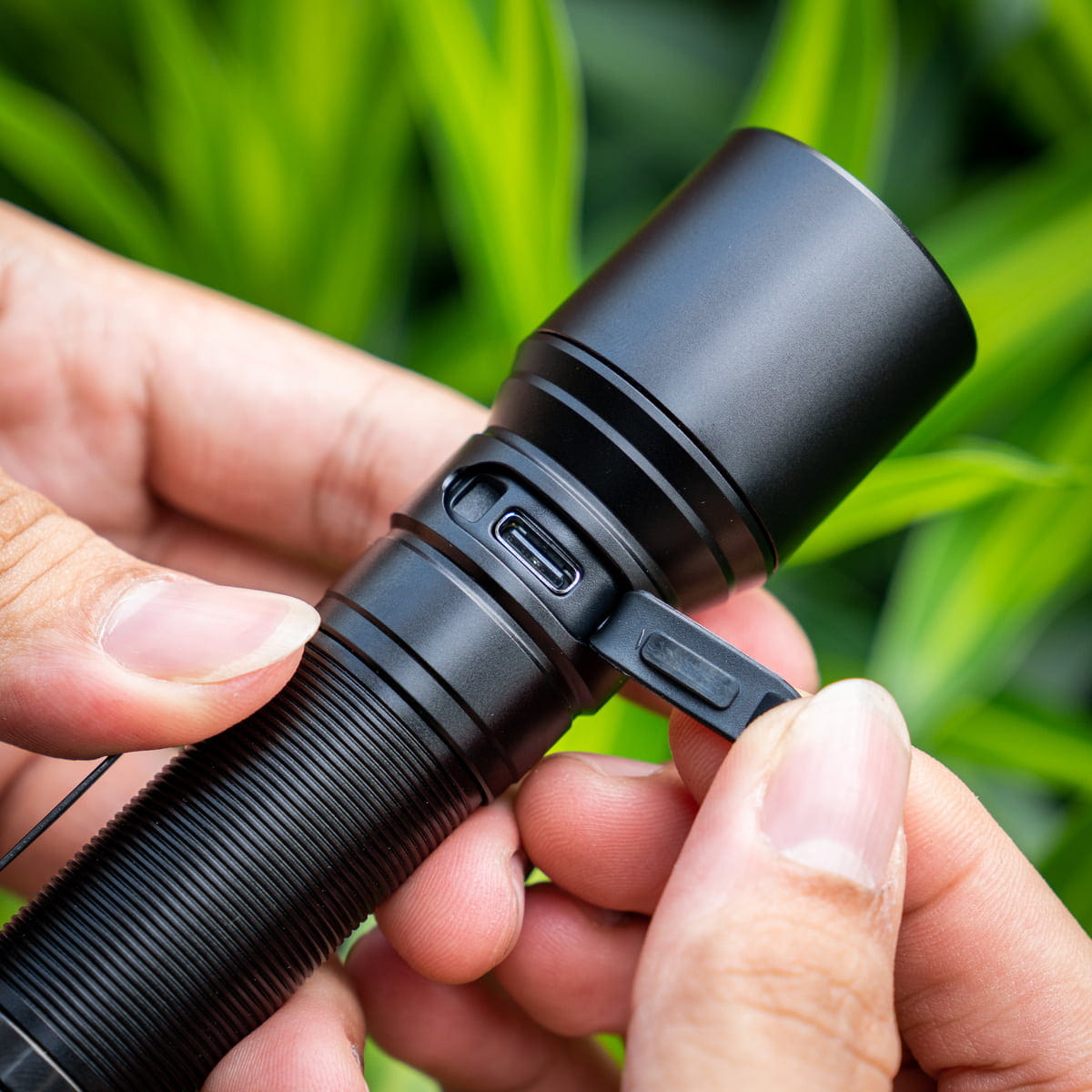 Tích hợp cổng sạc Type-C ngay trên thân. Đây là giao thức sạc tiên tiến, hỗ trợ sạc nhanh và rất phổ biến Tích hợp cổng sạc Type-C ngay trên thân. Đây là giao thức sạc tiên tiến, hỗ trợ sạc nhanh và rất phổ biến