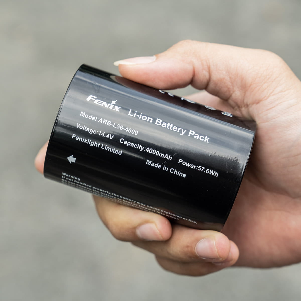 Đèn được trang bị viên pin 4000mAh cho thời lượng sáng cực lâu Đèn được trang bị viên pin 4000mAh cho thời lượng sáng cực lâu