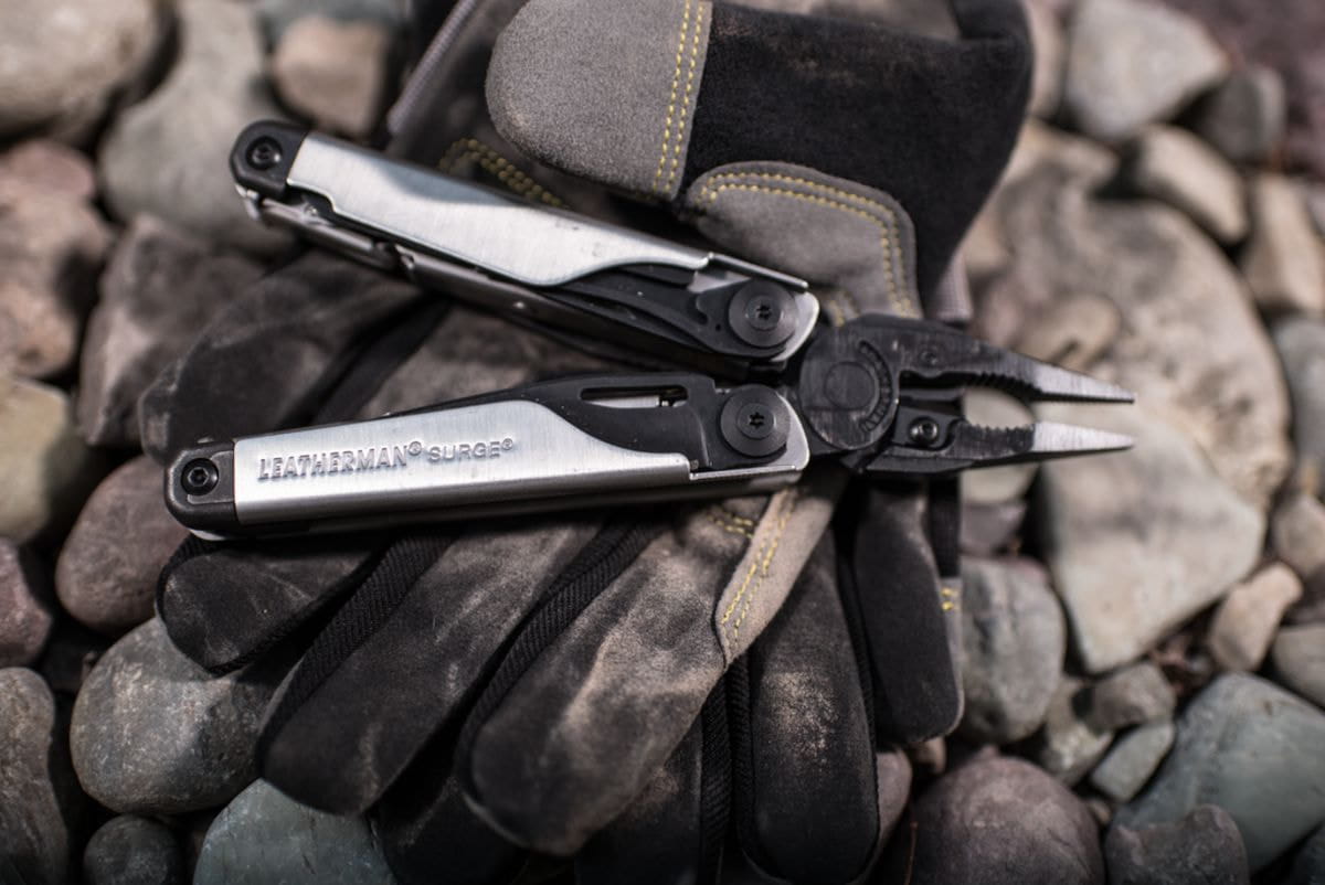 Leatherman Surge được thiết kế bo tròn để tiếp xúc thân thiện với đôi bàn tay Leatherman Surge duoc thiet ke bo tron