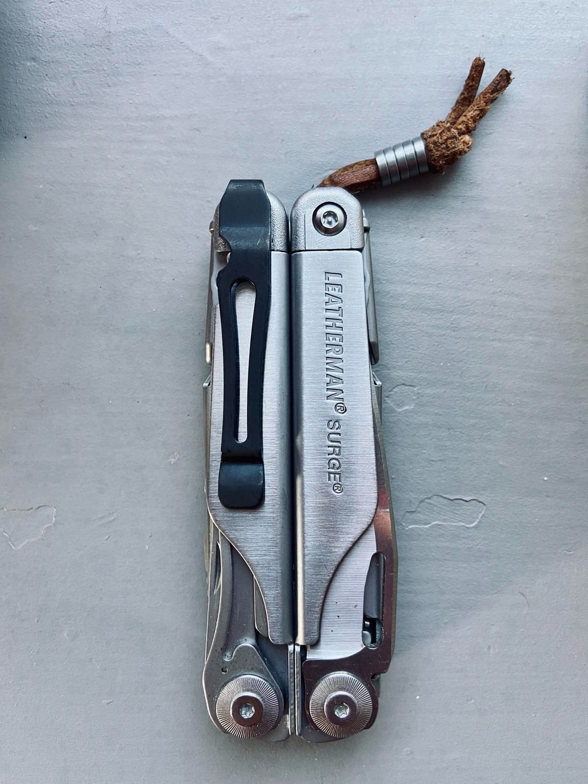 Leatherman Surge tương thích với các phụ kiện khác Clip gài túi quần/áo của Leatherman Surge có thể tháo rời.