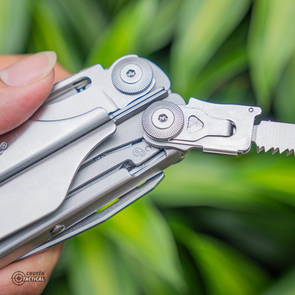 Clip gài túi quần/áo của Leatherman Surge có thể tháo rời. Leatherman Surge tương thích với các phụ kiện khác