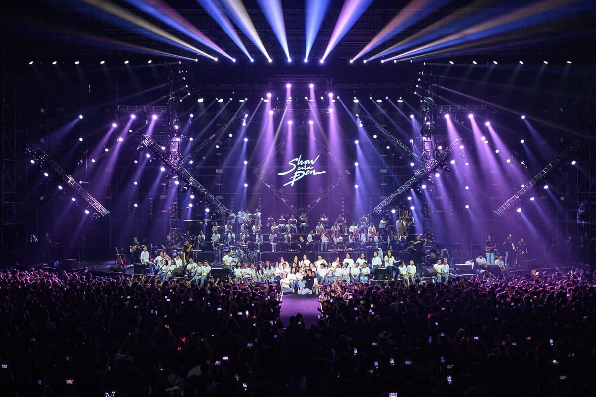 Với sức mạnh và sự linh hoạt về màu sắc, đèn LED được dùng để tạo ra các hiệu ứng ánh sáng ấn tượng trong sân vận độn Với sức mạnh và sự linh hoạt về màu sắc, đèn LED được dùng để tạo ra các hiệu ứng ánh sáng ấn tượng trong sân vận độn