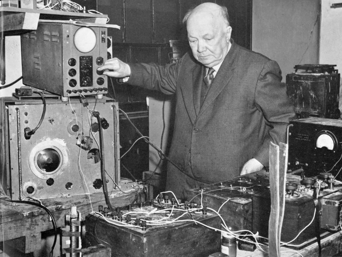 LED chỉ phát ra ánh sáng rất yếu, không đủ sáng để có thể sử dụng trong các ứng dụng thực tế LED chỉ phát ra ánh sáng rất yếu, không đủ sáng để có thể sử dụng trong các ứng dụng thực tế