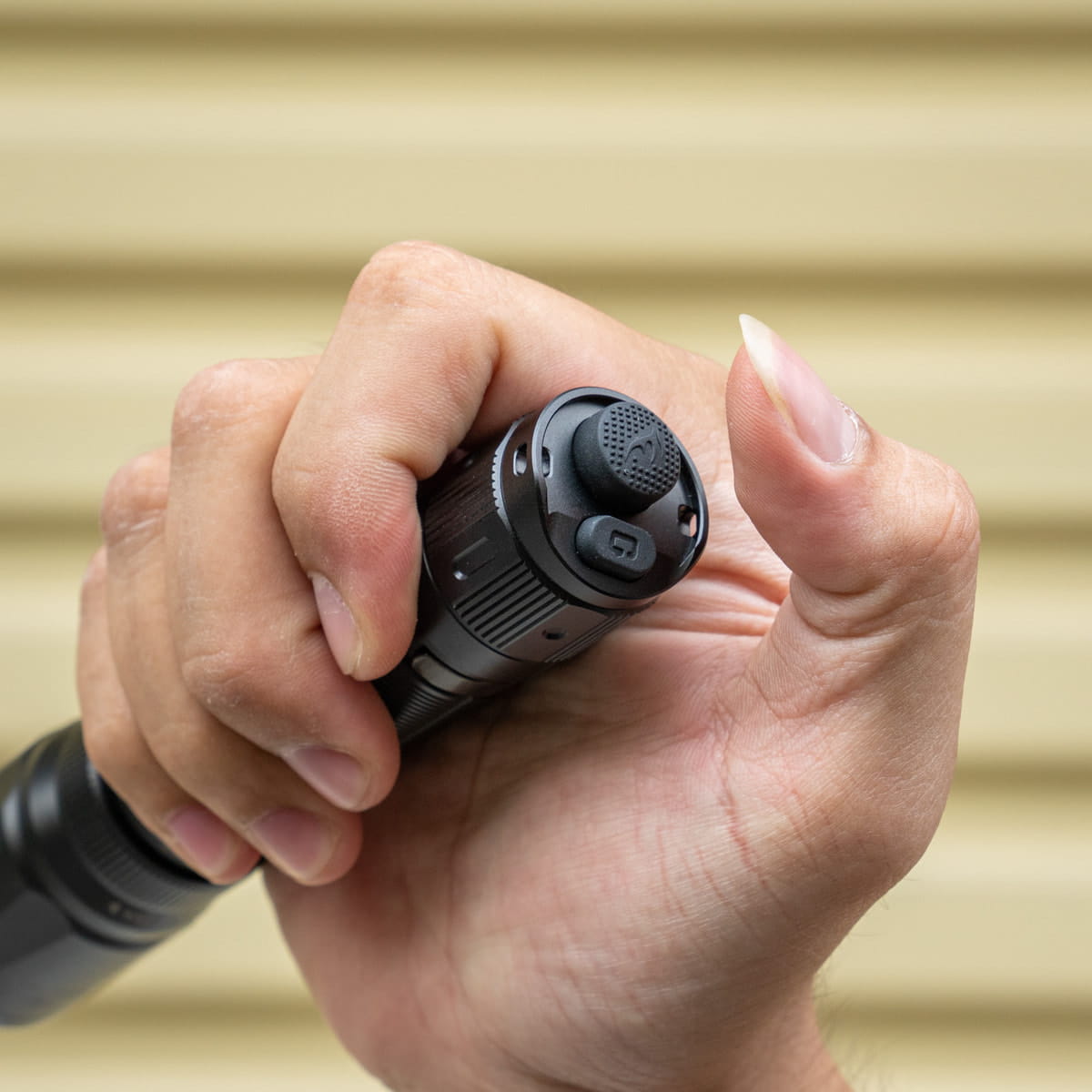 Đèn pin Fenix công tắc đuôi kép Đèn pin Fenix công tắc đuôi kép