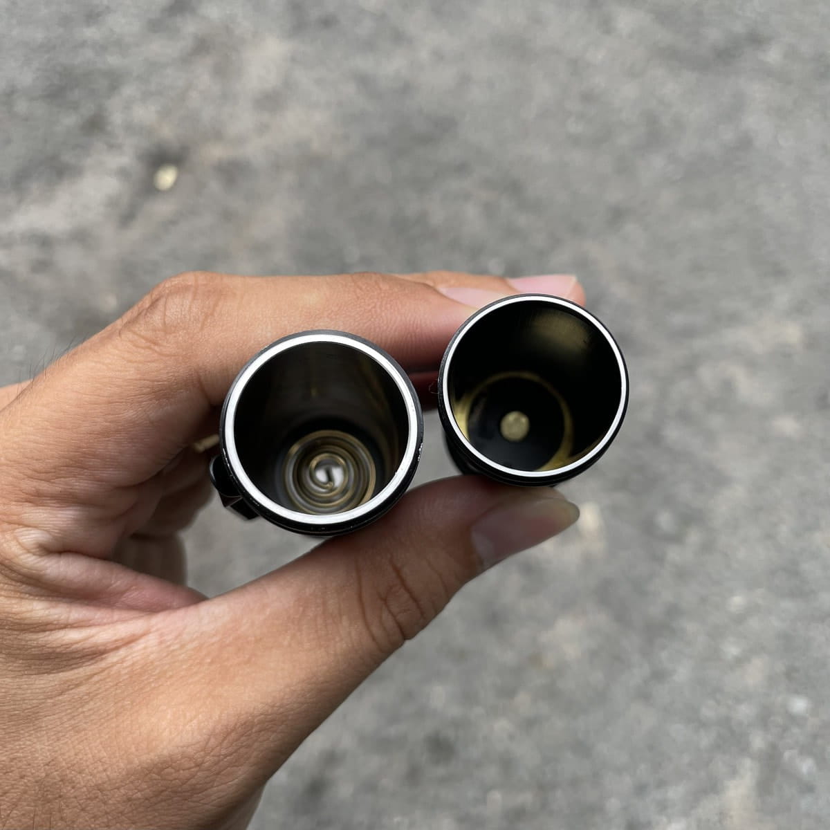 Hình ảnh chụp 2 loại đèn thân dày mỏng khác nhau Hình ảnh chụp 2 loại đèn thân dày mỏng khác nhau