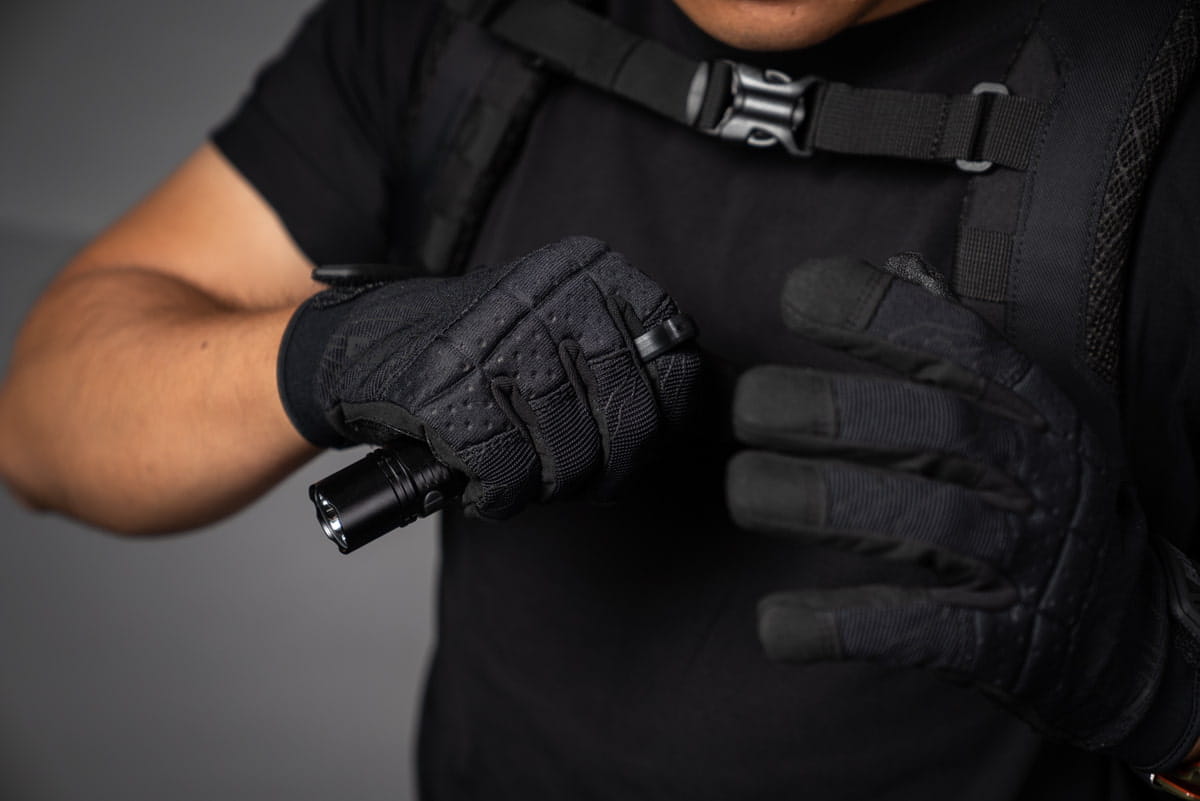 Đèn pin chiến thuật có hình dáng tương tự như đèn pin cầm tay thông thường, tuy nhiên nó có có cụm công tắc điều khiển đặt ở đuôi đèn thay vì ở giữa thân đèn Đèn pin chiến thuật có hình dáng tương tự như đèn pin cầm tay thông thường, tuy nhiên nó có có cụm công tắc điều khiển đặt ở đuôi đèn thay vì ở giữa thân đèn