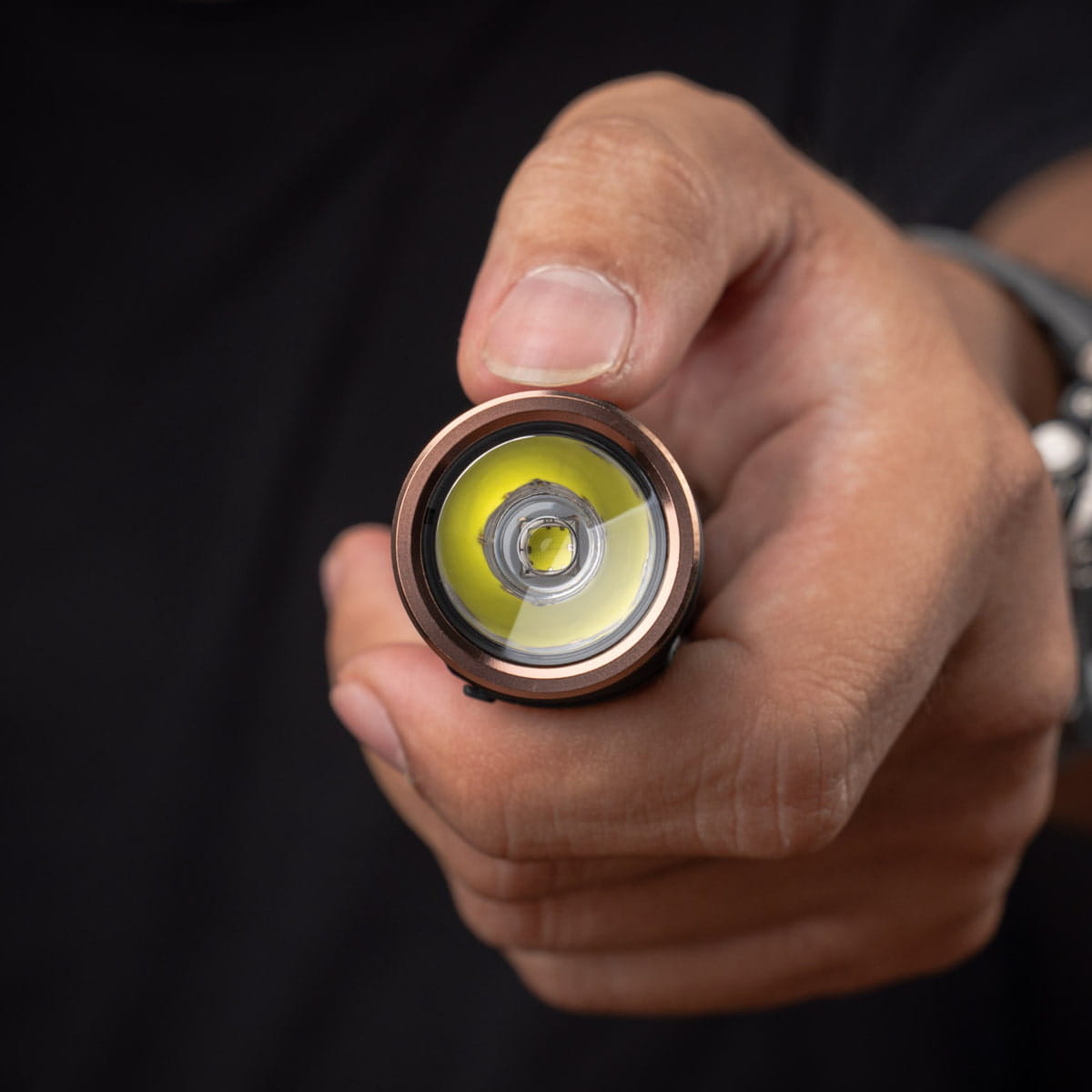 Chiếc đèn pin cầm tay sử dụng bóng LED đầu tiên được phát minh vào năm 2001 bởi công ty Nichia của Nhật Bản Chiếc đèn pin cầm tay sử dụng bóng LED đầu tiên được phát minh vào năm 2001 bởi công ty Nichia của Nhật Bản