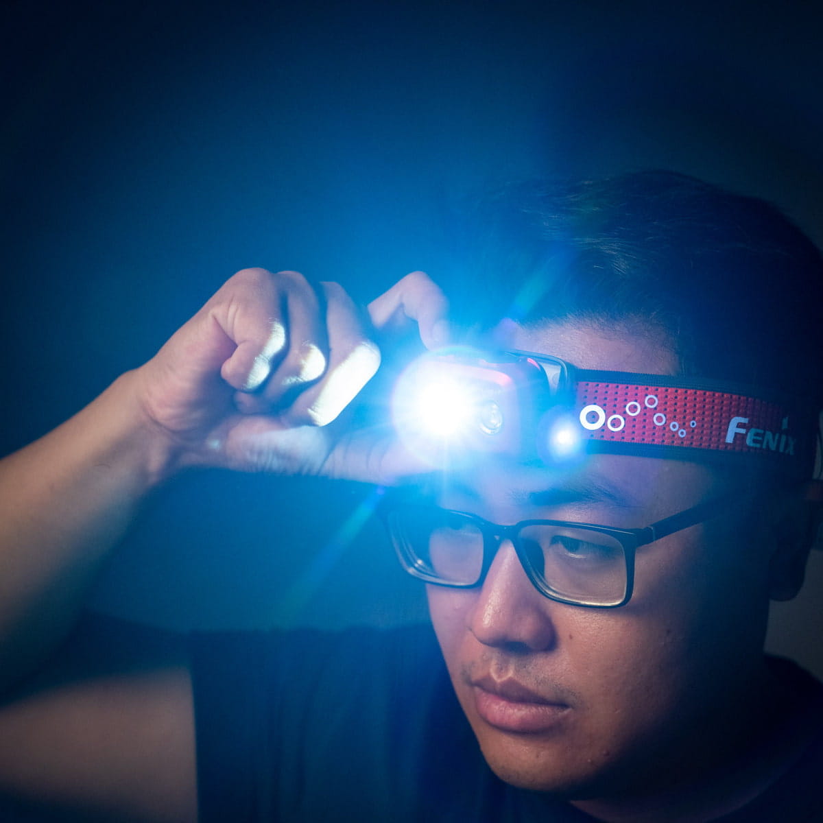 Đèn pin đội đầu có cấu tạo gồm một cụm đèn chính được đặt ở phía trước, ngay trên trán của người dùng, cố định bằng dây đeo đầu có khả năng co dãn và một cụm pin Đèn pin đội đầu có cấu tạo gồm một cụm đèn chính được đặt ở phía trước, ngay trên trán của người dùng, cố định bằng dây đeo đầu có khả năng co dãn và một cụm pin