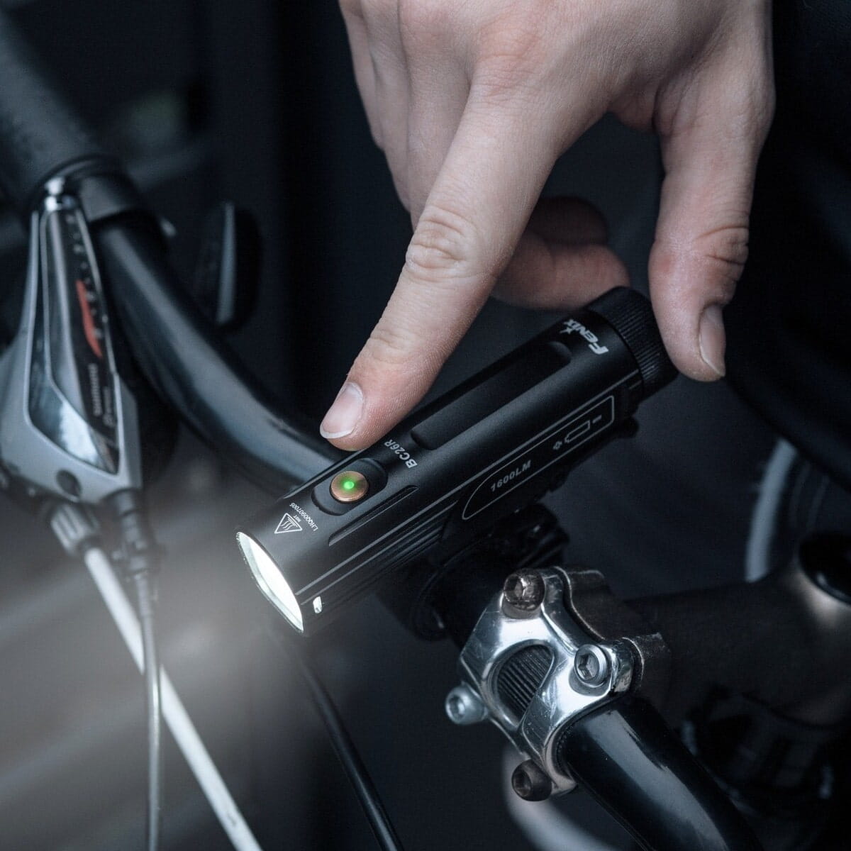 Đèn pin xe đạp là loại đèn pin chiếu sáng chuyên phục vụ cho hoạt động đạp xe ban đêm Đèn pin xe đạp là loại đèn pin chiếu sáng chuyên phục vụ cho hoạt động đạp xe ban đêm