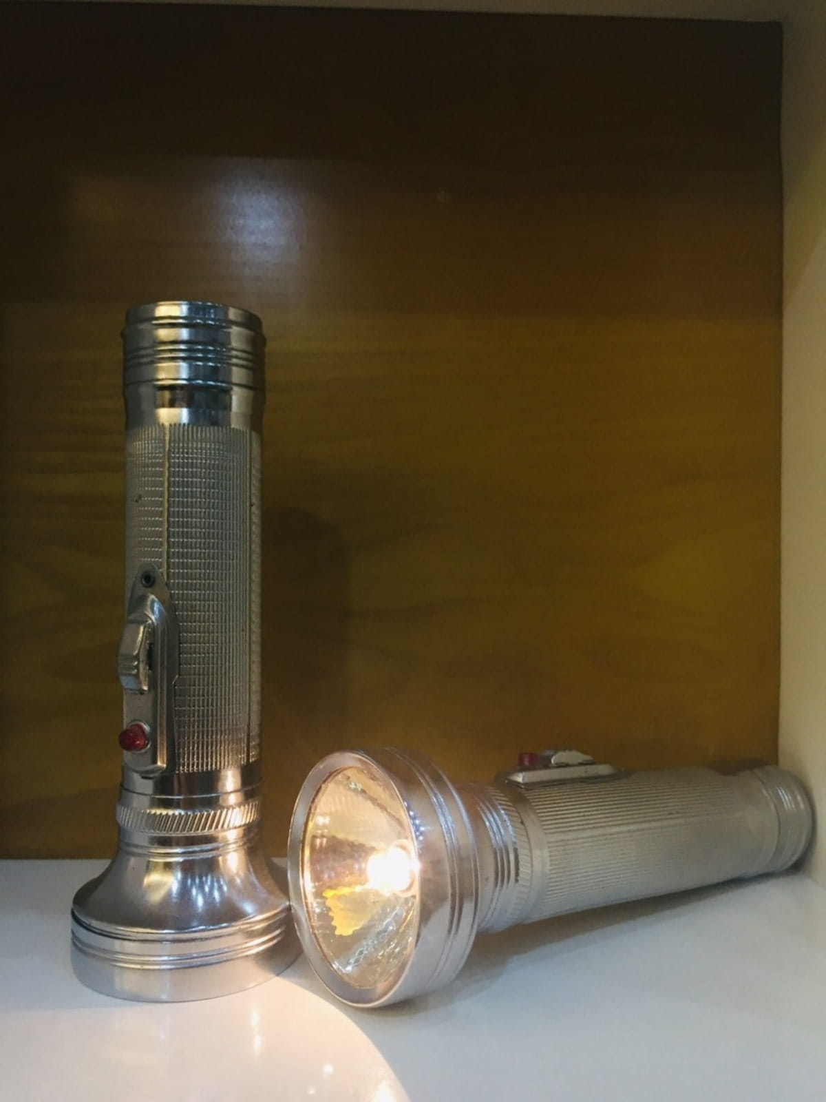 Đặc điểm chung của bóng đèn dây tóc là ánh sáng vàng, ấm tự nhiên, toả ra nhiều nhiệt lượng khi sử dụng, độ bền không cao và mức sáng thấp. Đặc điểm chung của bóng đèn dây tóc là ánh sáng vàng, ấm tự nhiên, toả ra nhiều nhiệt lượng khi sử dụng, độ bền không cao và mức sáng thấp.