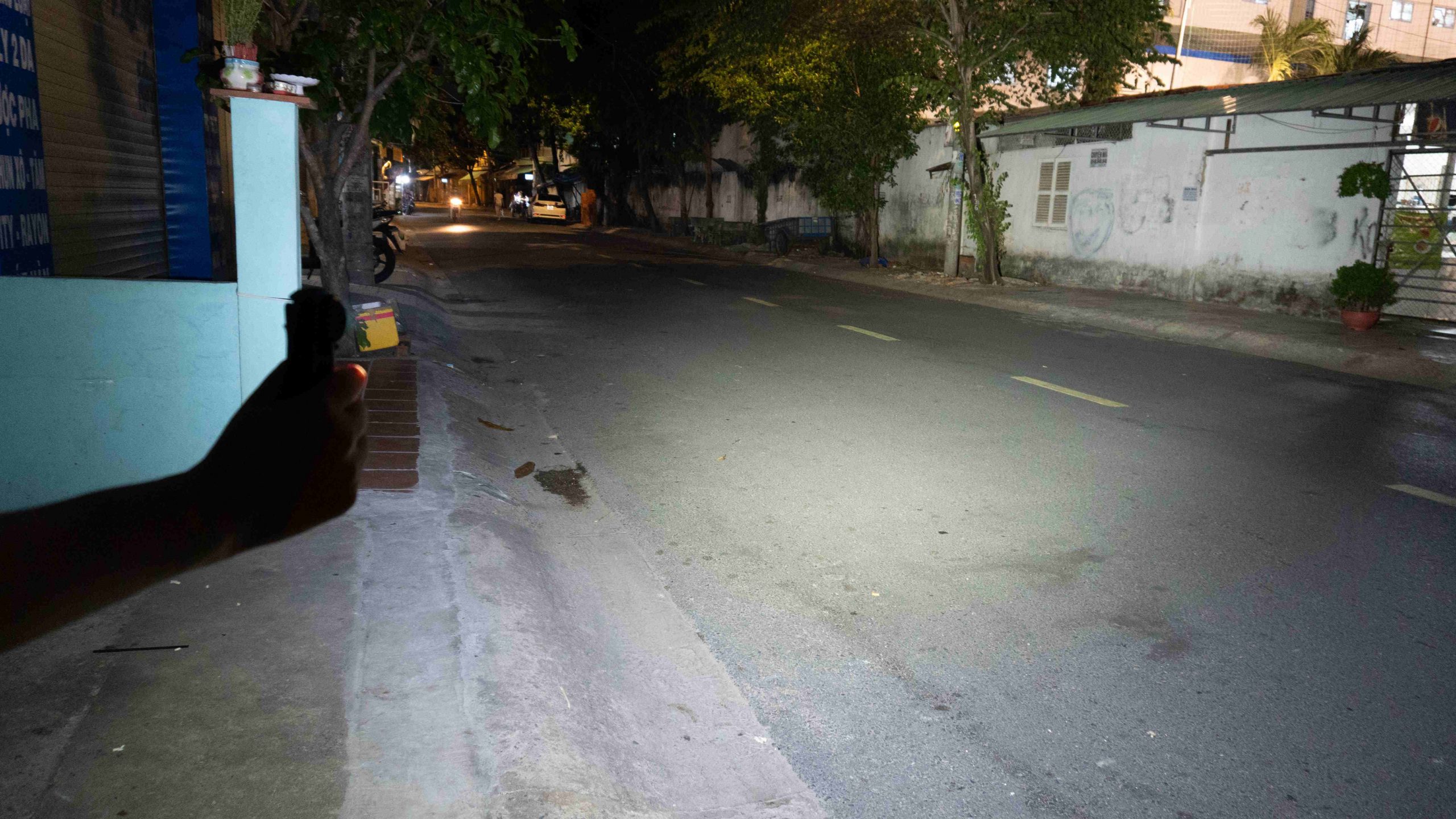 Review Đèn Pin EDC OLIGHT Perun 2: 2500 Lumens. Cảm biến vật thể xa gần 22 Chế độ Turbo, 2500 lumens ngoài trời. Sau 2 phút, đèn sẽ giảm độ sáng xuống 800 lumens