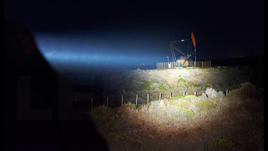 Đèn pin chiếu xa nhất - Hiểu thế nào đúng? 6 yếu tố ảnh hưởng đến tầm chiếu xa của đèn pin