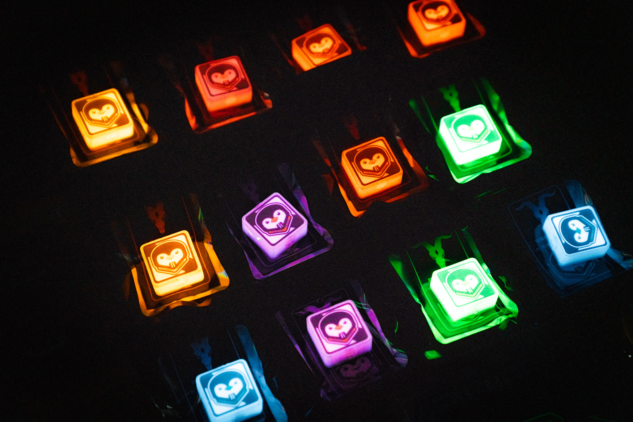 |M.A.M.U| Penguin x GSGLOWERKZ GITD Paracord BeadverFrost 2 m a m u penguin x gsglowerkz gitd paracord bead verfrost 2