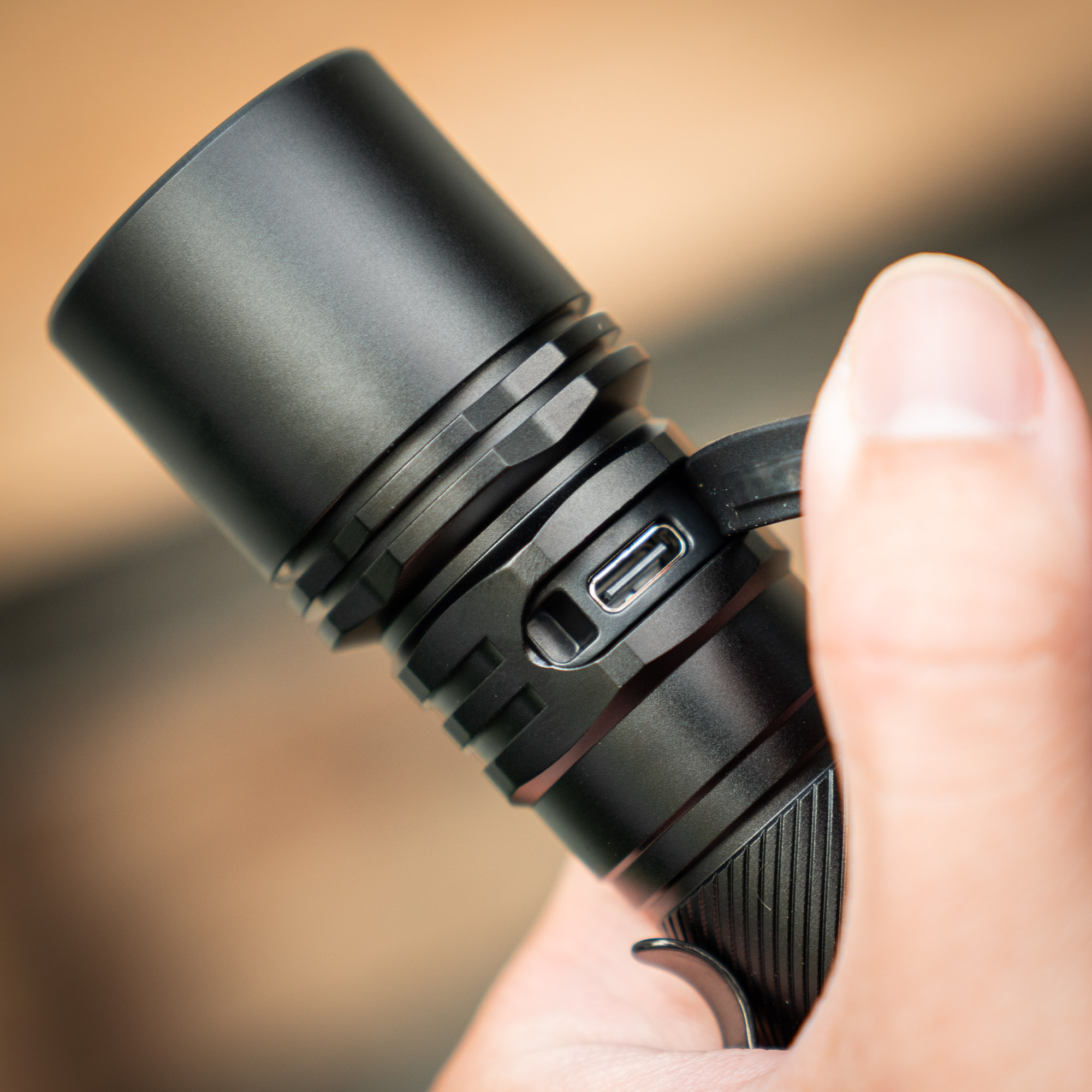 Fenix C5 V2.0 & C5 Pro: Bộ đôi đèn pin “Quốc dân” mới của năm 2026 12 Den Pin Fenix C5 Pro 6