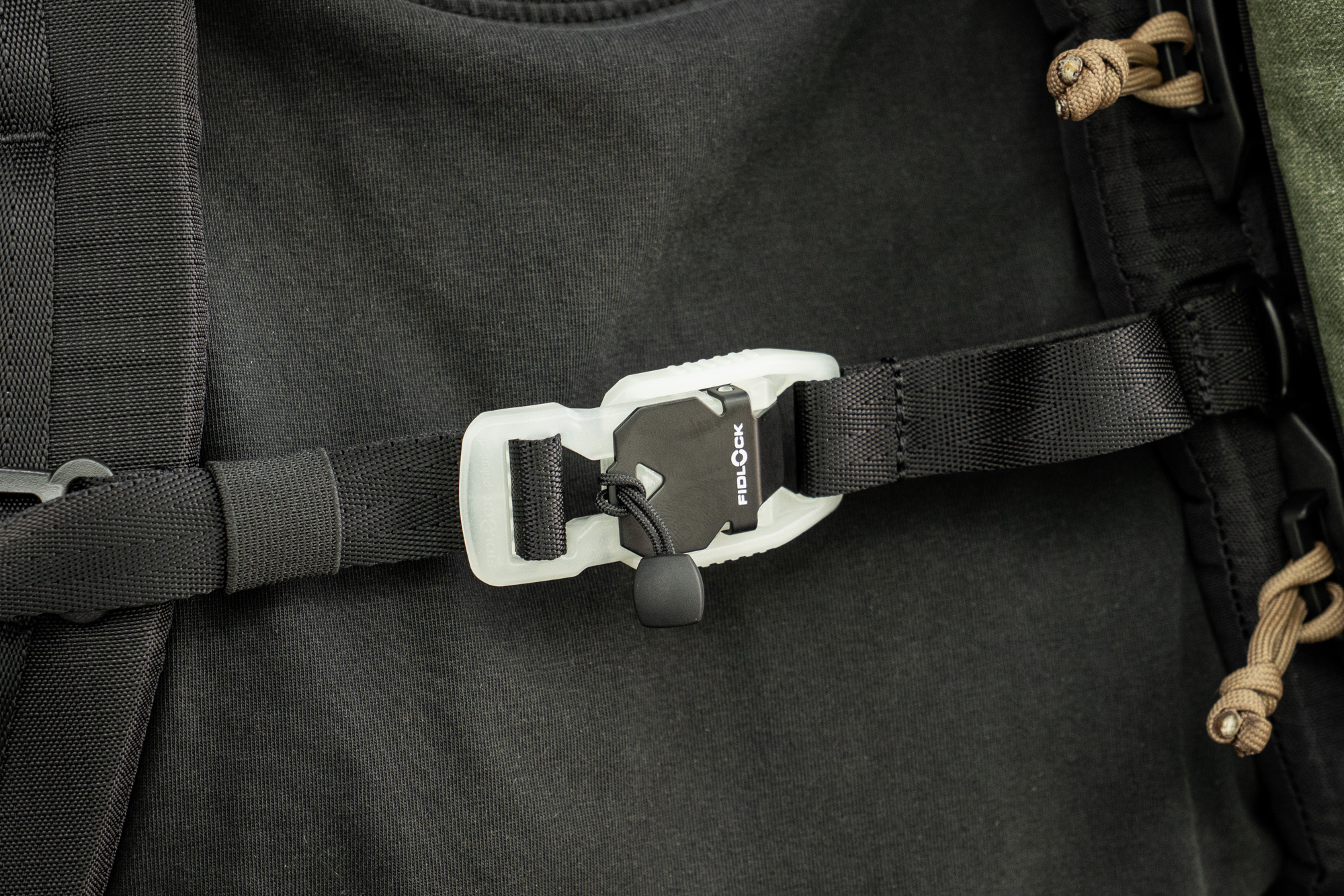 Đai ngực khoá FIDLOCK® V-BUCKLE - Black Flap Glow In The Dark 2 Đai ngực khoá FIDLOCK® V-BUCKLE